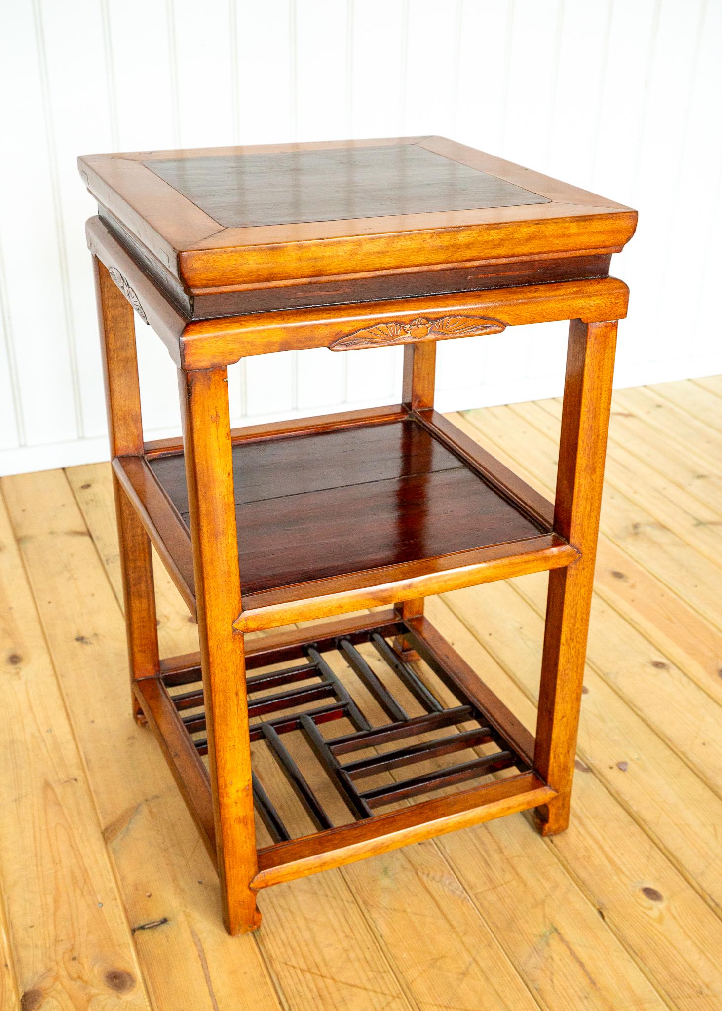 Lampe chinoise Table d'appoint Ancienne Frettée bicolore Blonde Rouge érudite Table à thé en vente 2