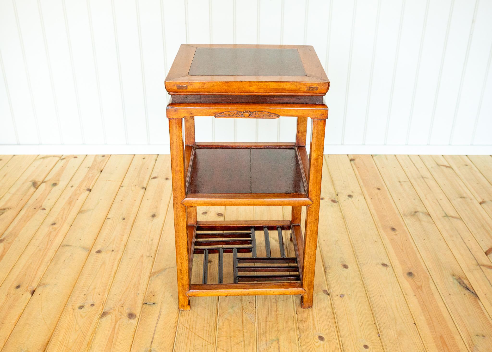 Lampe chinoise Table d'appoint Ancienne Frettée bicolore Blonde Rouge érudite Table à thé en vente 3