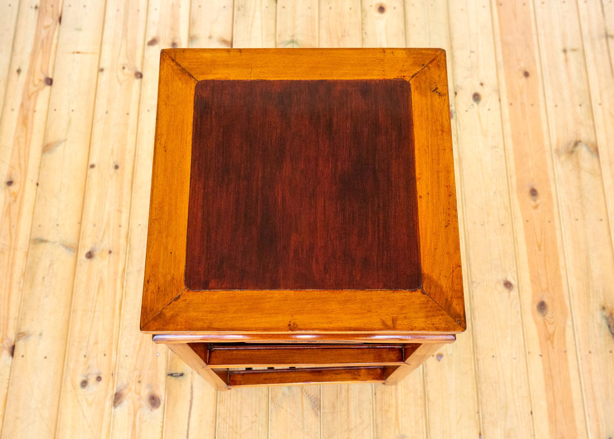 Lampe chinoise Table d'appoint Ancienne Frettée bicolore Blonde Rouge érudite Table à thé en vente 11