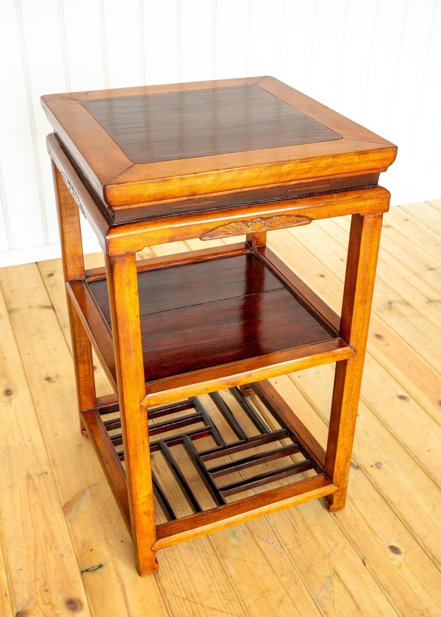 Magnifique et très rare table de lettré chinoise bicolore en parfait état de conservation. Datant de la fin de la dynastie Qing, vers 1890, cette pièce étonnante et pratique constitue une lampe ou une table d'appoint idéale. Elle ajoutera des