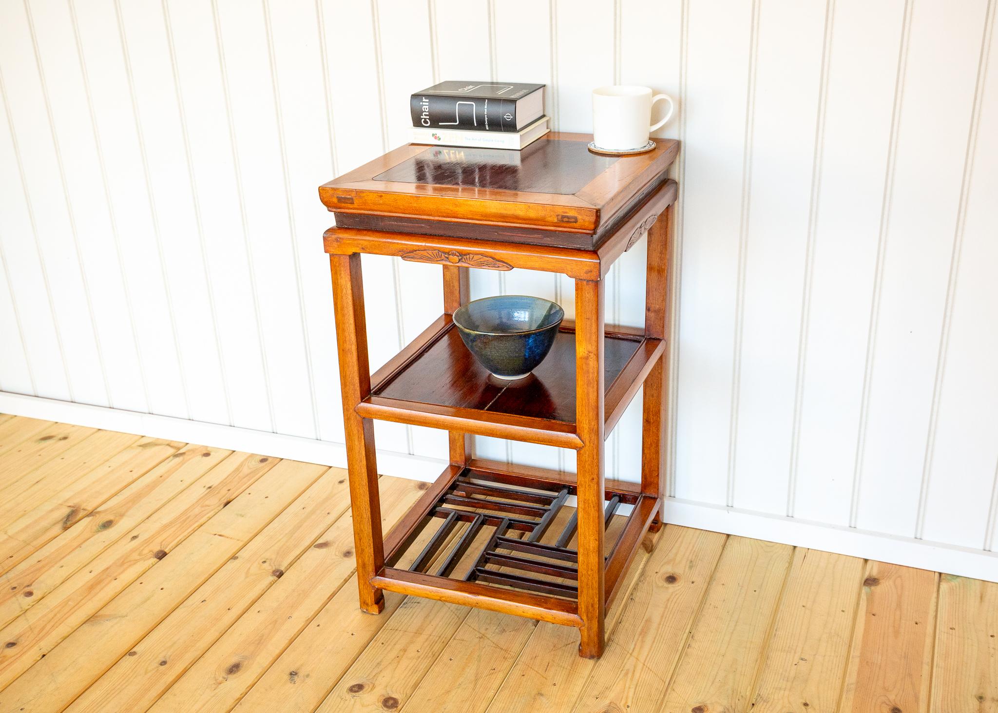 Qing Lampe chinoise Table d'appoint Ancienne Frettée bicolore Blonde Rouge érudite Table à thé en vente