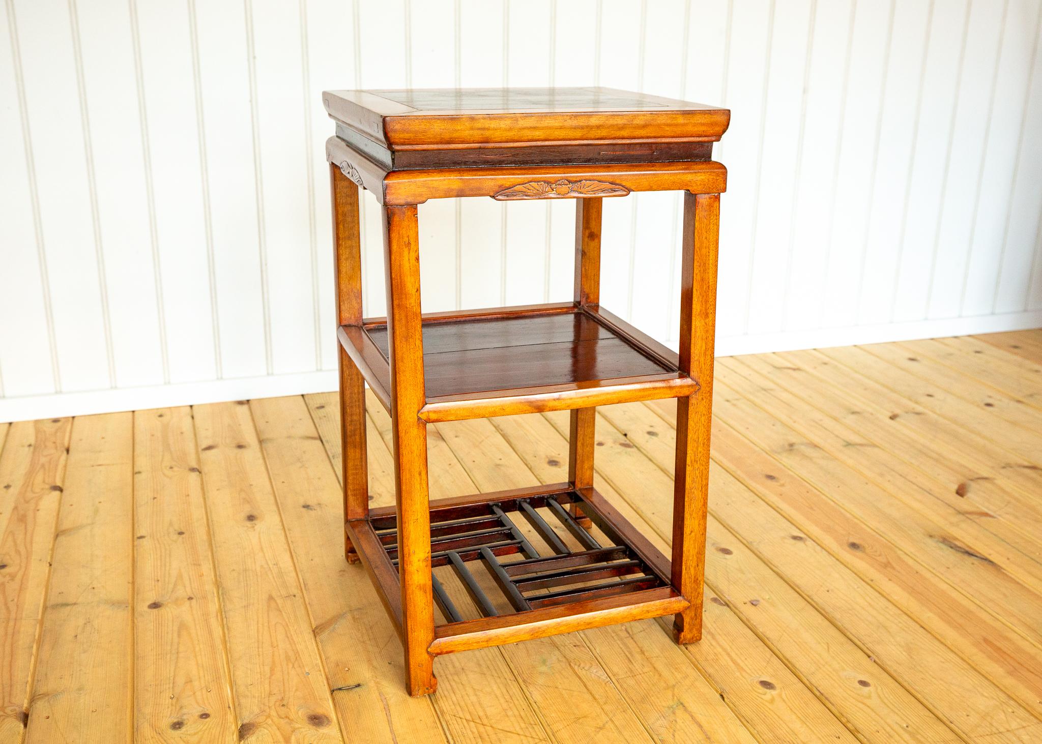 Chinois Lampe chinoise Table d'appoint Ancienne Frettée bicolore Blonde Rouge érudite Table à thé en vente