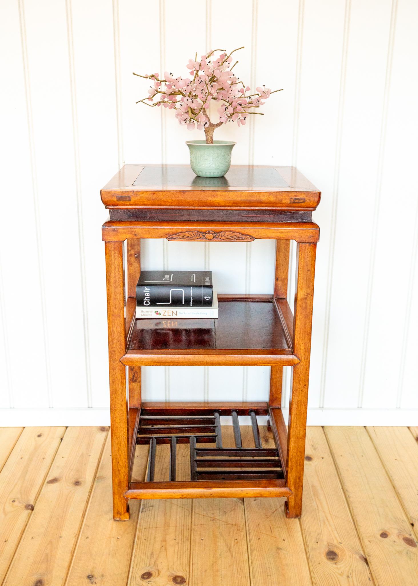 Sculpté à la main Lampe chinoise Table d'appoint Ancienne Frettée bicolore Blonde Rouge érudite Table à thé en vente