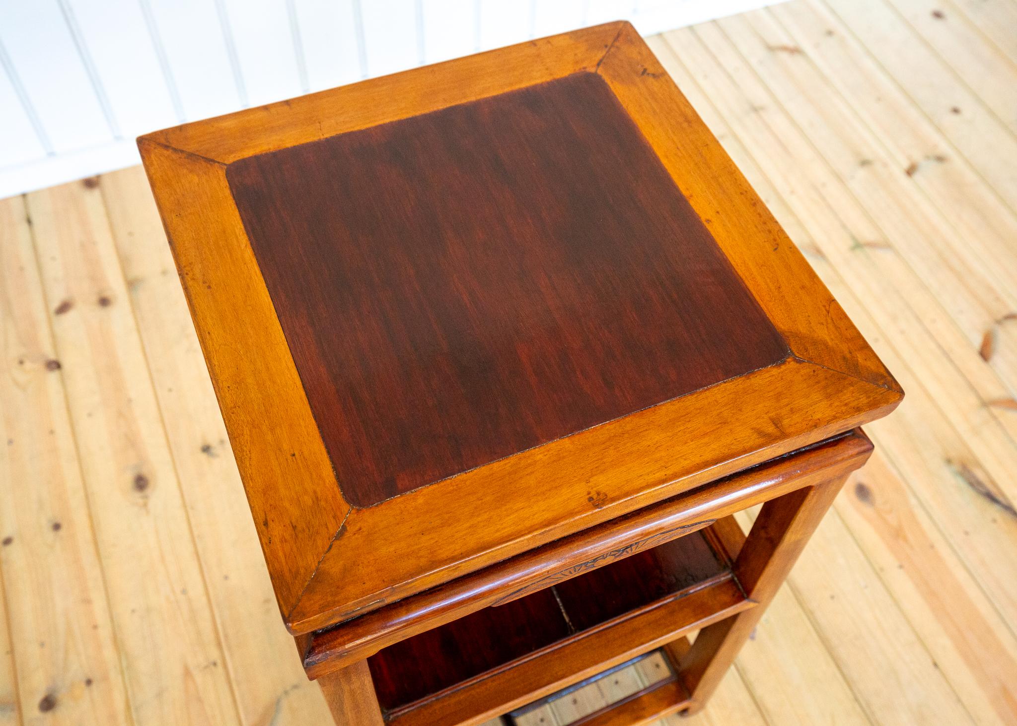 Lampe chinoise Table d'appoint Ancienne Frettée bicolore Blonde Rouge érudite Table à thé Bon état - En vente à London, GB