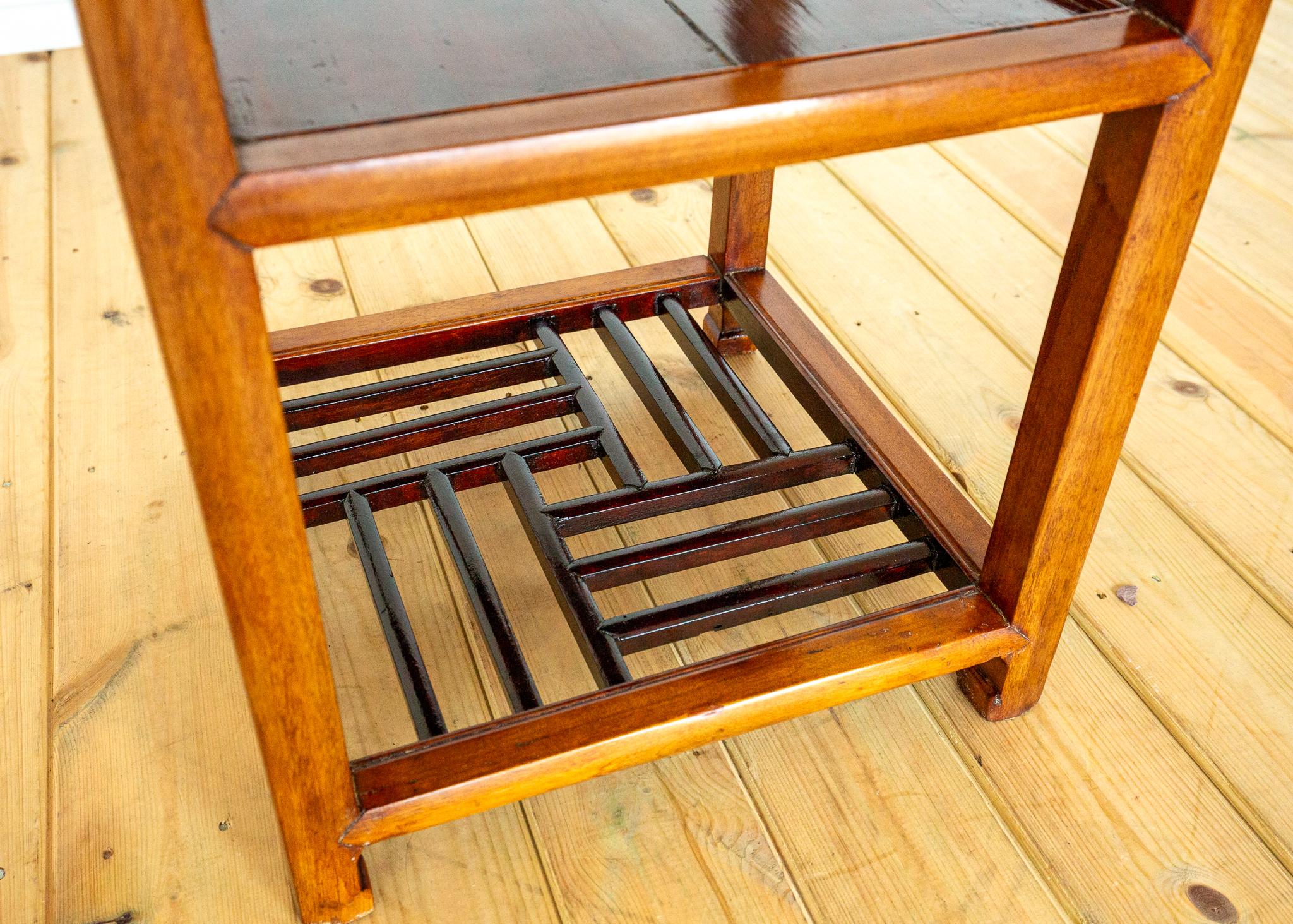 Orme Lampe chinoise Table d'appoint Ancienne Frettée bicolore Blonde Rouge érudite Table à thé en vente