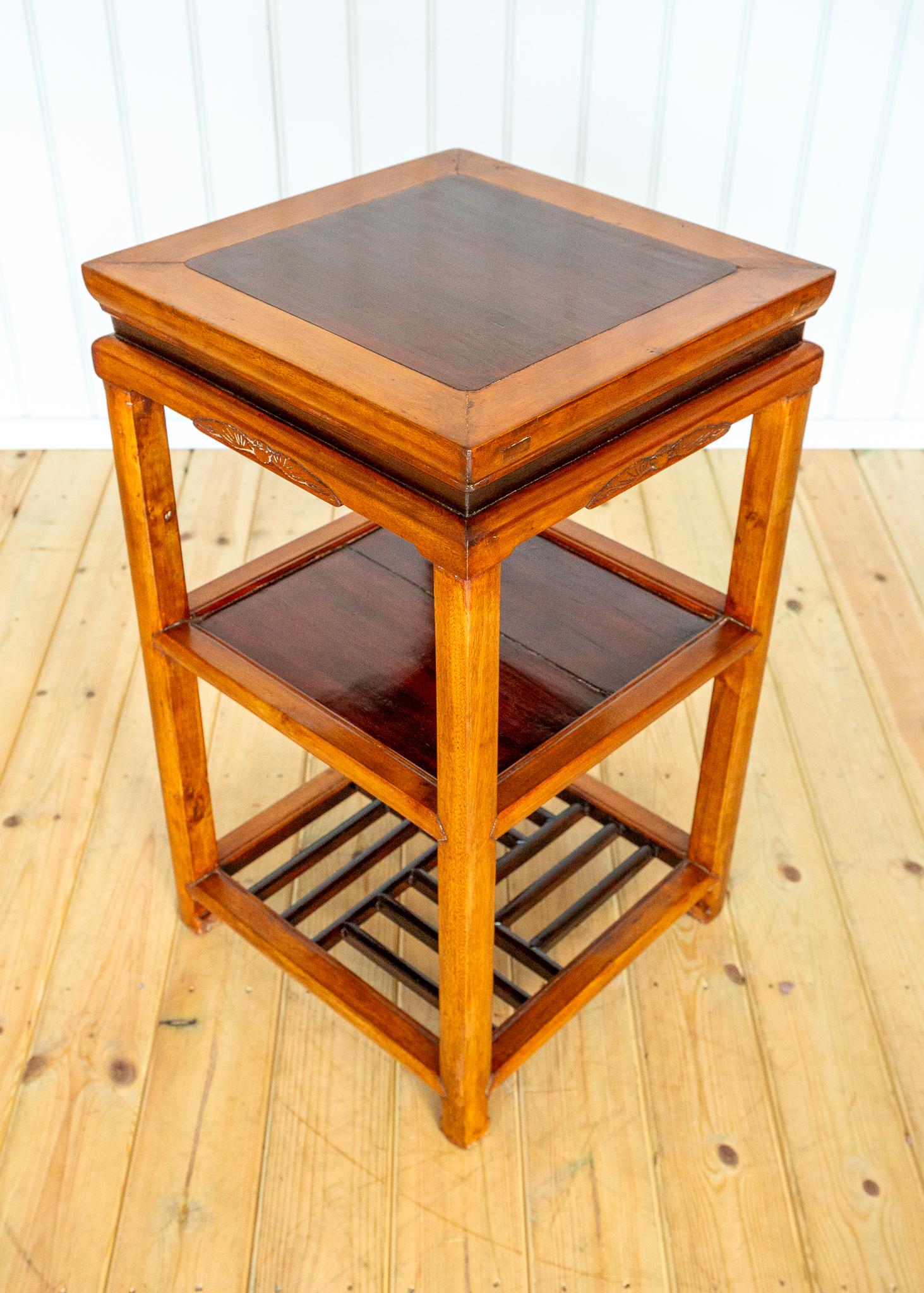 Lampe chinoise Table d'appoint Ancienne Frettée bicolore Blonde Rouge érudite Table à thé en vente 1