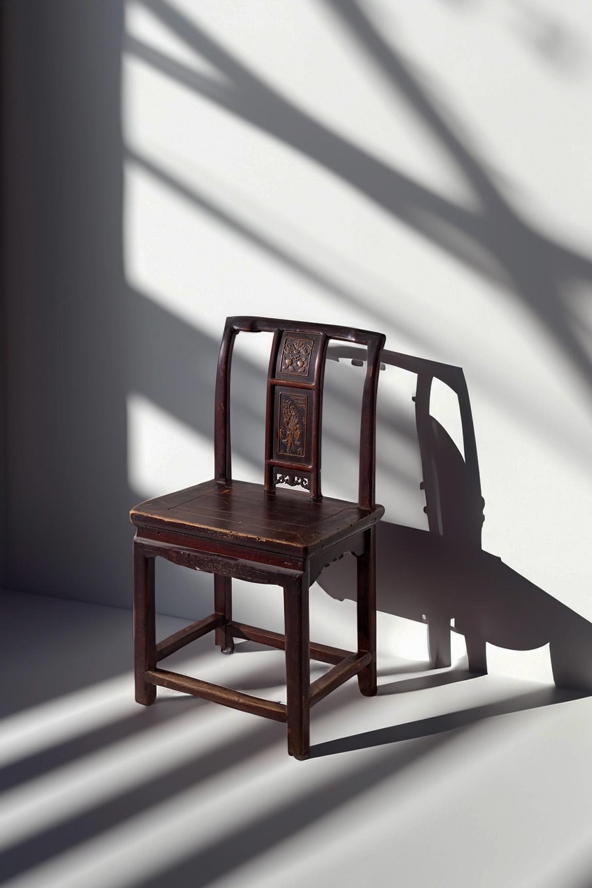 Esta silla de finales de la dinastía Ming representa un ejemplo excepcional del arte y la artesanía que caracterizan el estilo Ming. Las sillas laterales, o sillas sin brazos, aparecieron durante la dinastía Song y mantuvieron una forma sencilla e