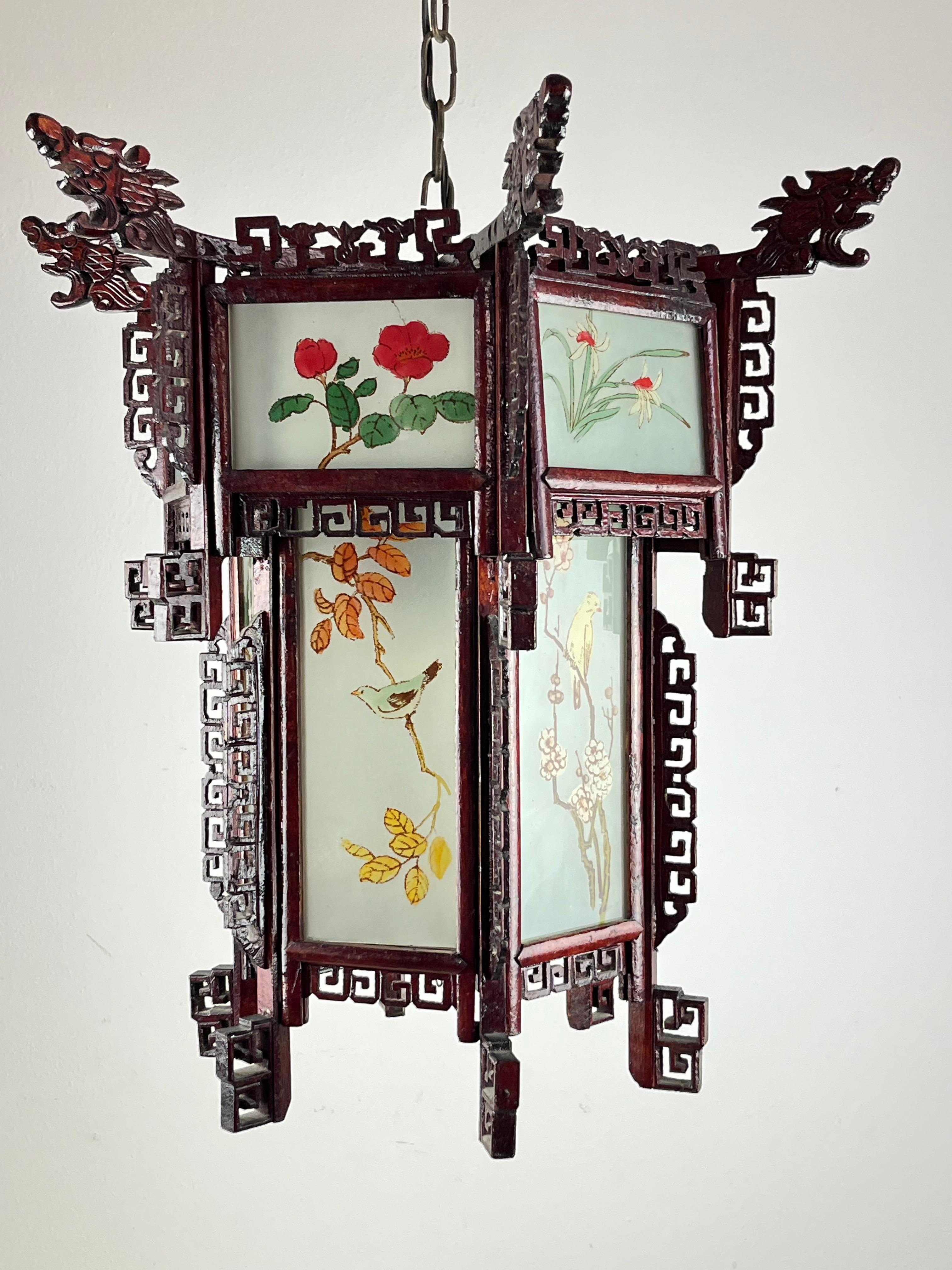 Chinese lantern chandelier in wood and decorated glass, 1930s
Found in a noble apartment. The electrical part has been replaced to bring it up to standard. Measures 47 cm in diameter by 47 cm in height (excluding the chain). You work. Small signs of