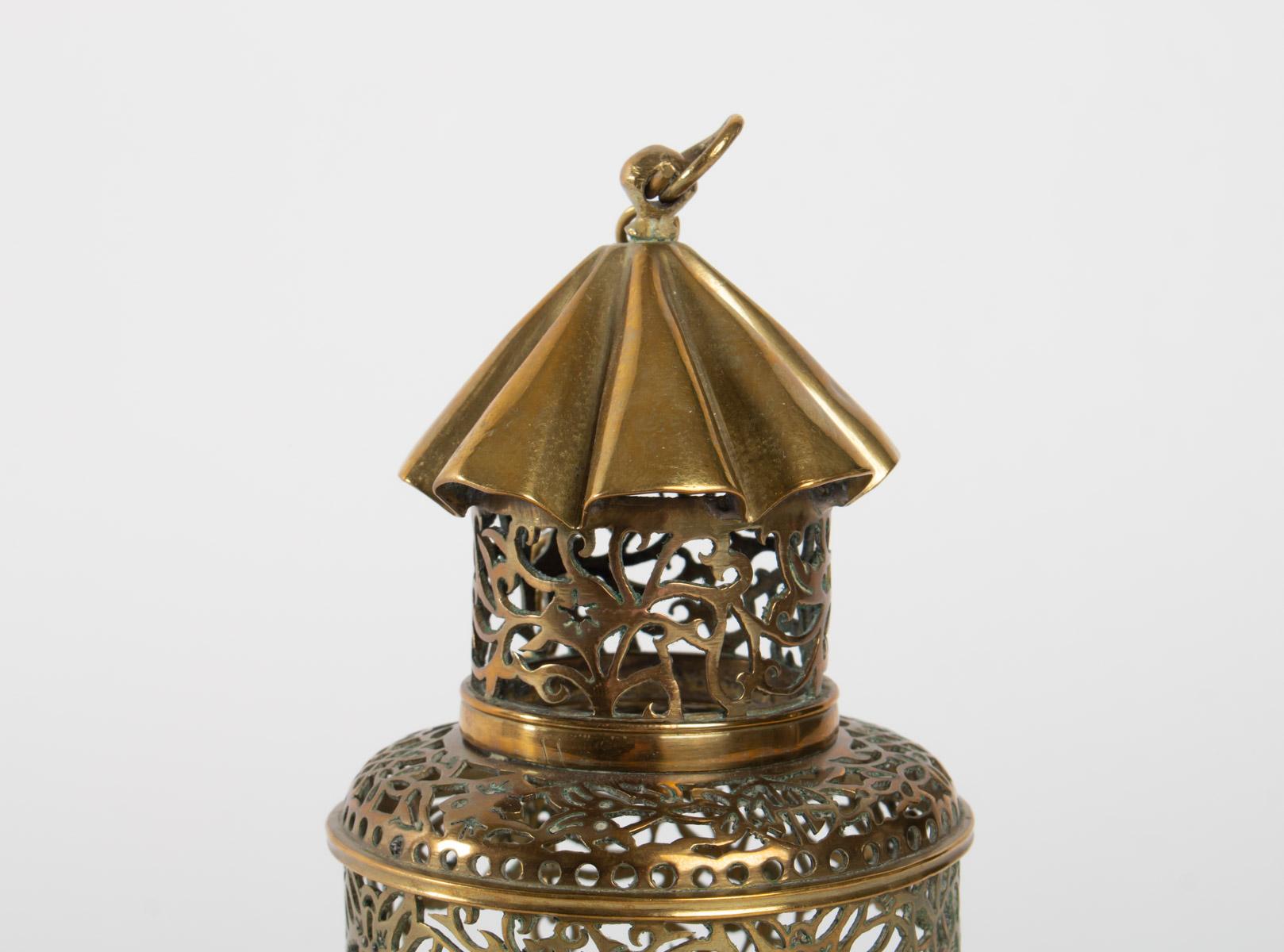 Opium lamp shaped Chinese lantern, China, second half of the 19th century brass Ajouré
Measures: H 21cm, H 8.5cm.