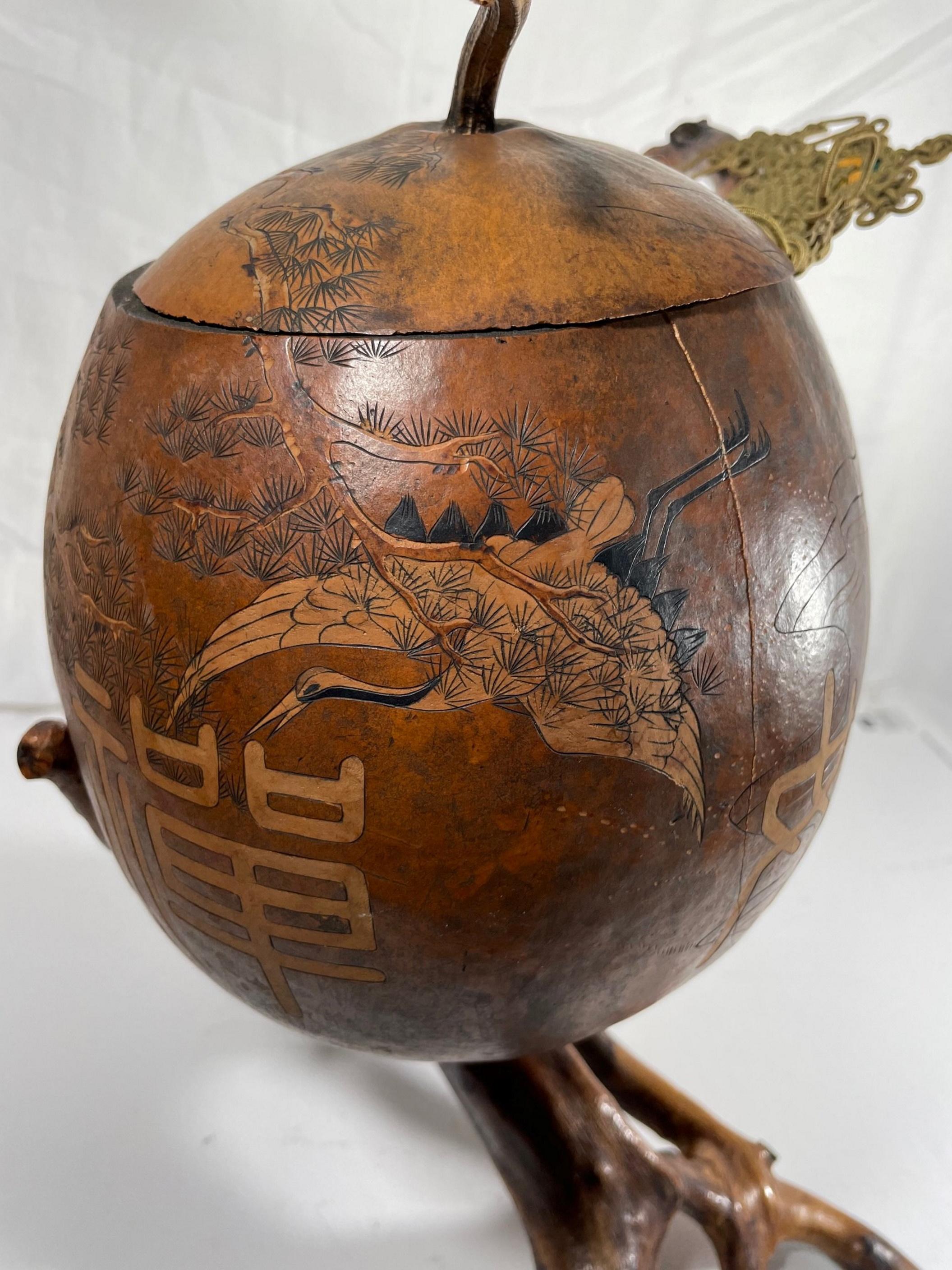 Sculpture chinoise de gourde de Lanzhou sculptée avec cordon de maquereau en macramé sur pied de racine en vente 1