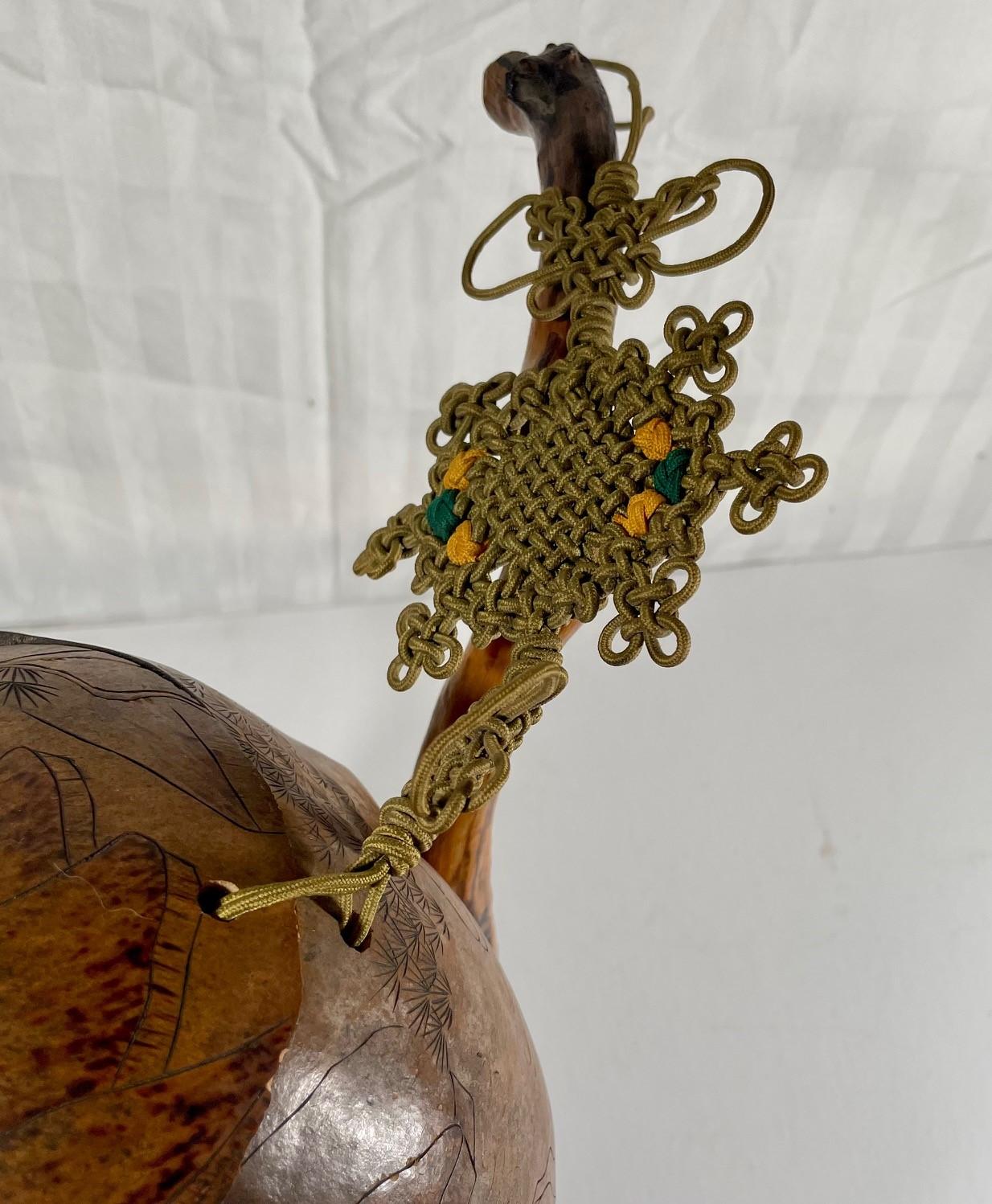 Chinesische chinesische Lanzhou-Kürbisschnitzerei mit Makrameekordel auf Wurzelholzständer, Skulptur im Angebot 4