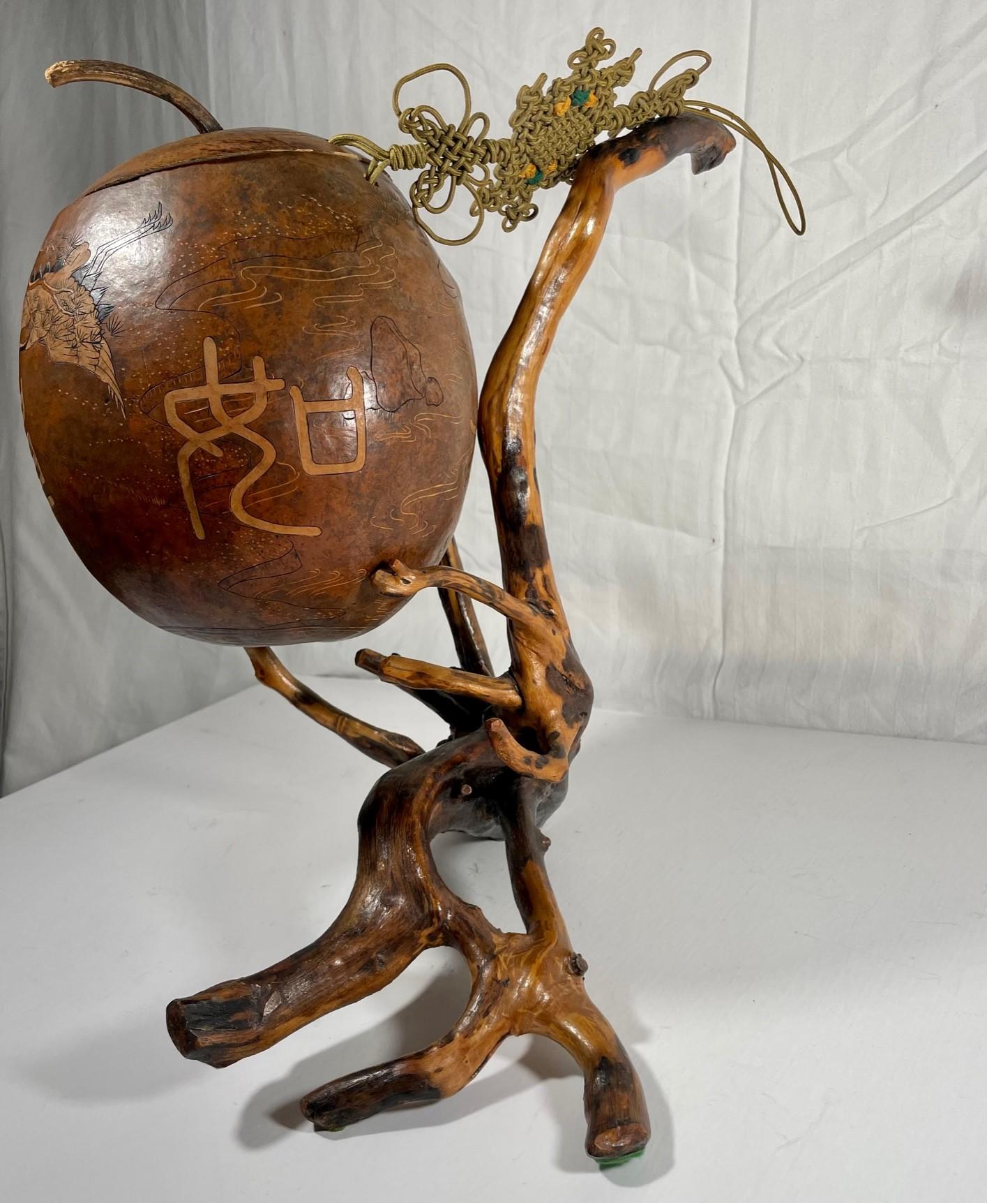 Sculpture chinoise de gourde de Lanzhou sculptée avec cordon de maquereau en macramé sur pied de racine en vente 4