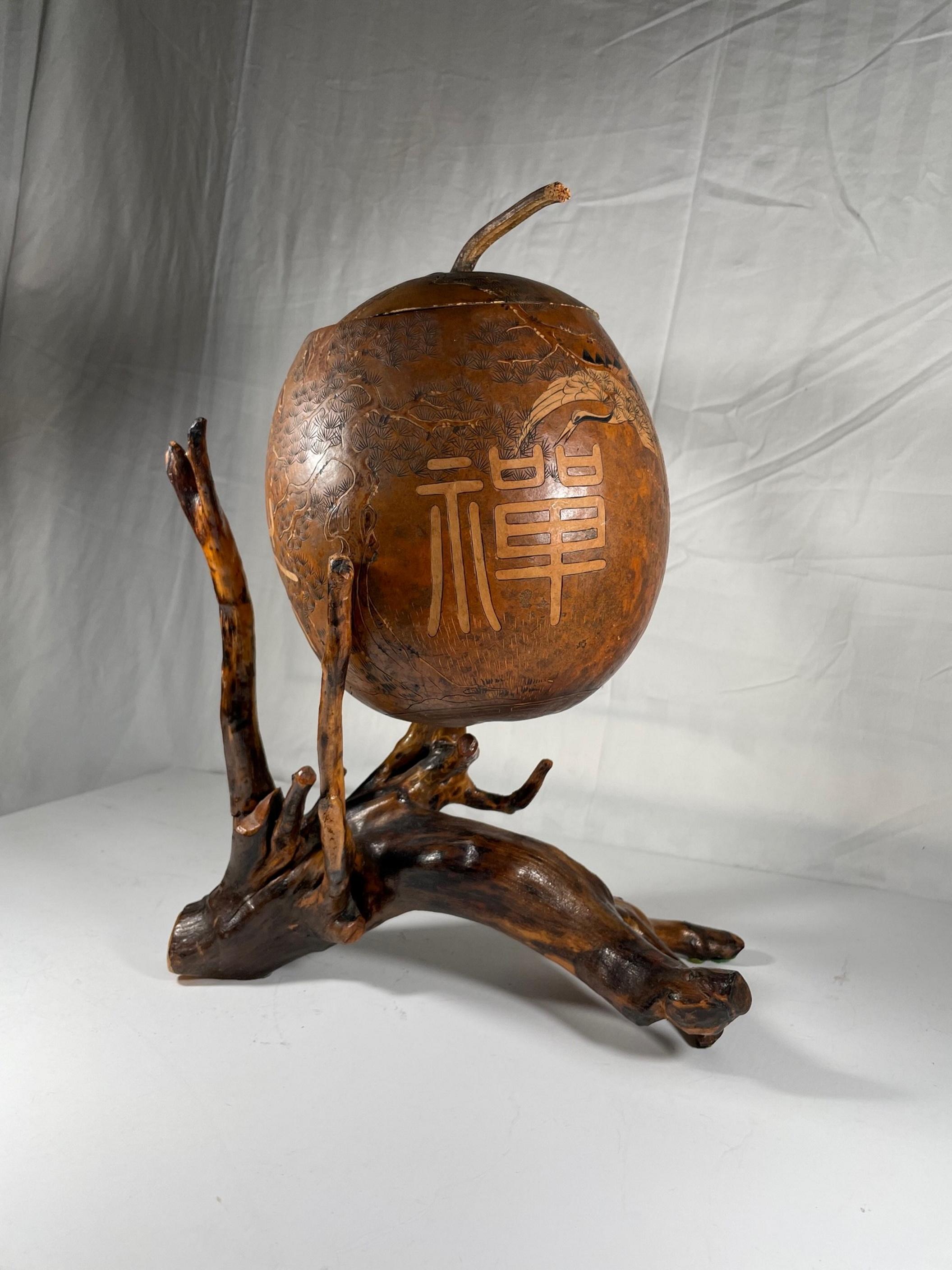 Chinesische chinesische Lanzhou-Kürbisschnitzerei mit Makrameekordel auf Wurzelholzständer, Skulptur im Angebot 8