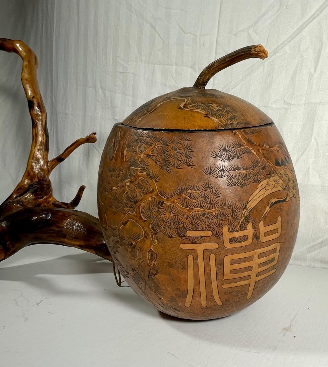 Artisanat Sculpture chinoise de gourde de Lanzhou sculptée avec cordon de maquereau en macramé sur pied de racine en vente