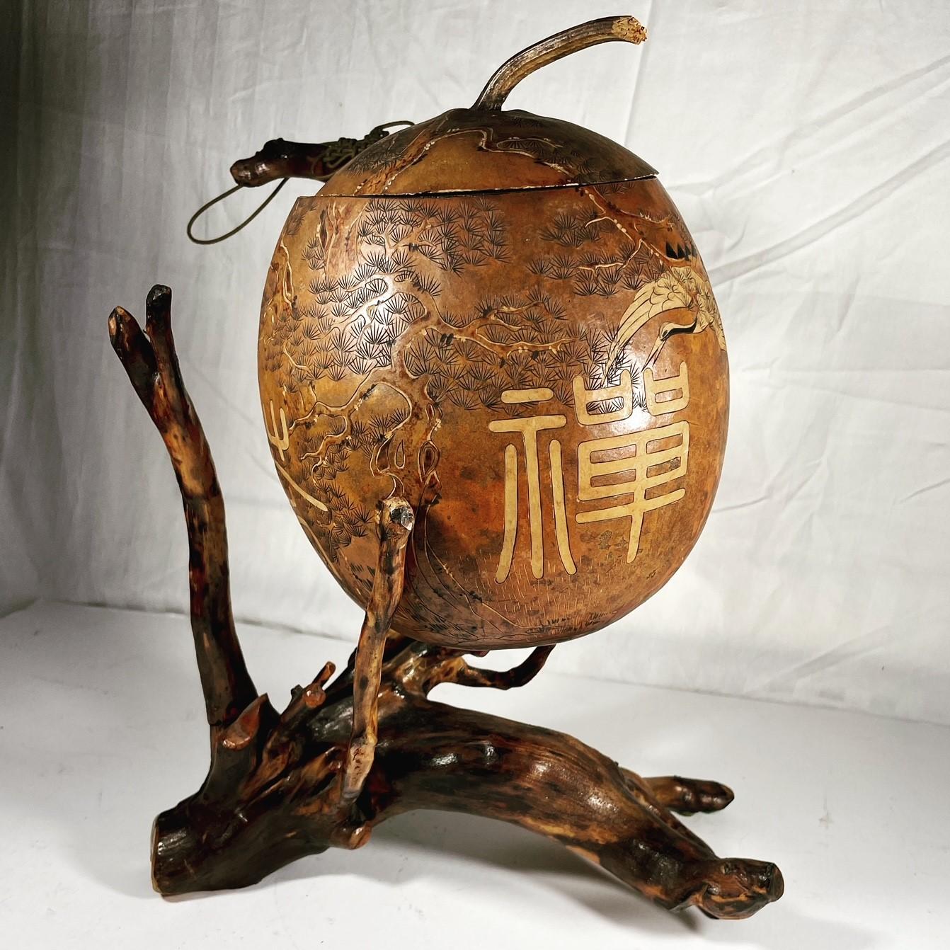 Chinesische chinesische Lanzhou-Kürbisschnitzerei mit Makrameekordel auf Wurzelholzständer, Skulptur (Handgeschnitzt) im Angebot