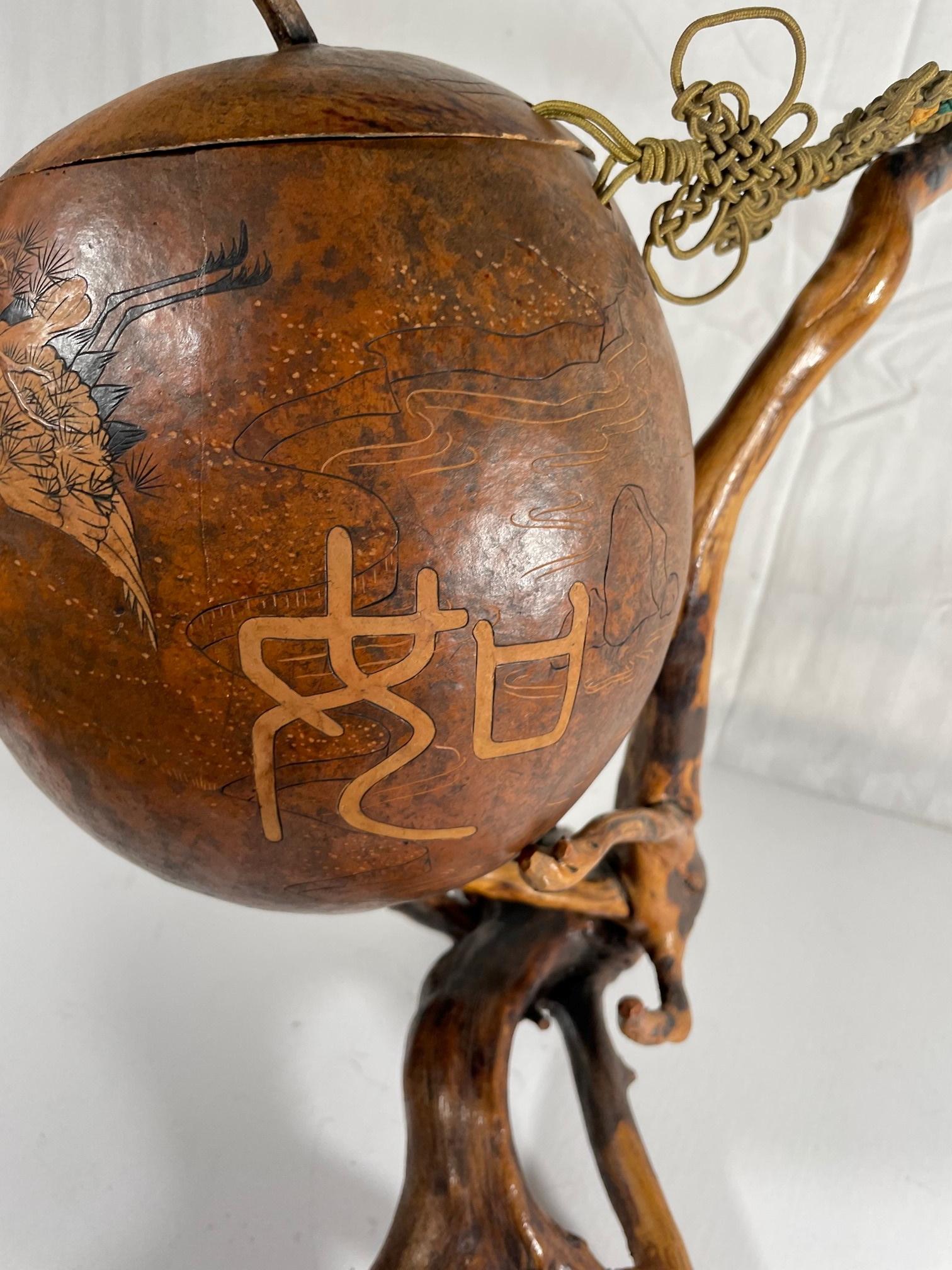 Bois Sculpture chinoise de gourde de Lanzhou sculptée avec cordon de maquereau en macramé sur pied de racine en vente