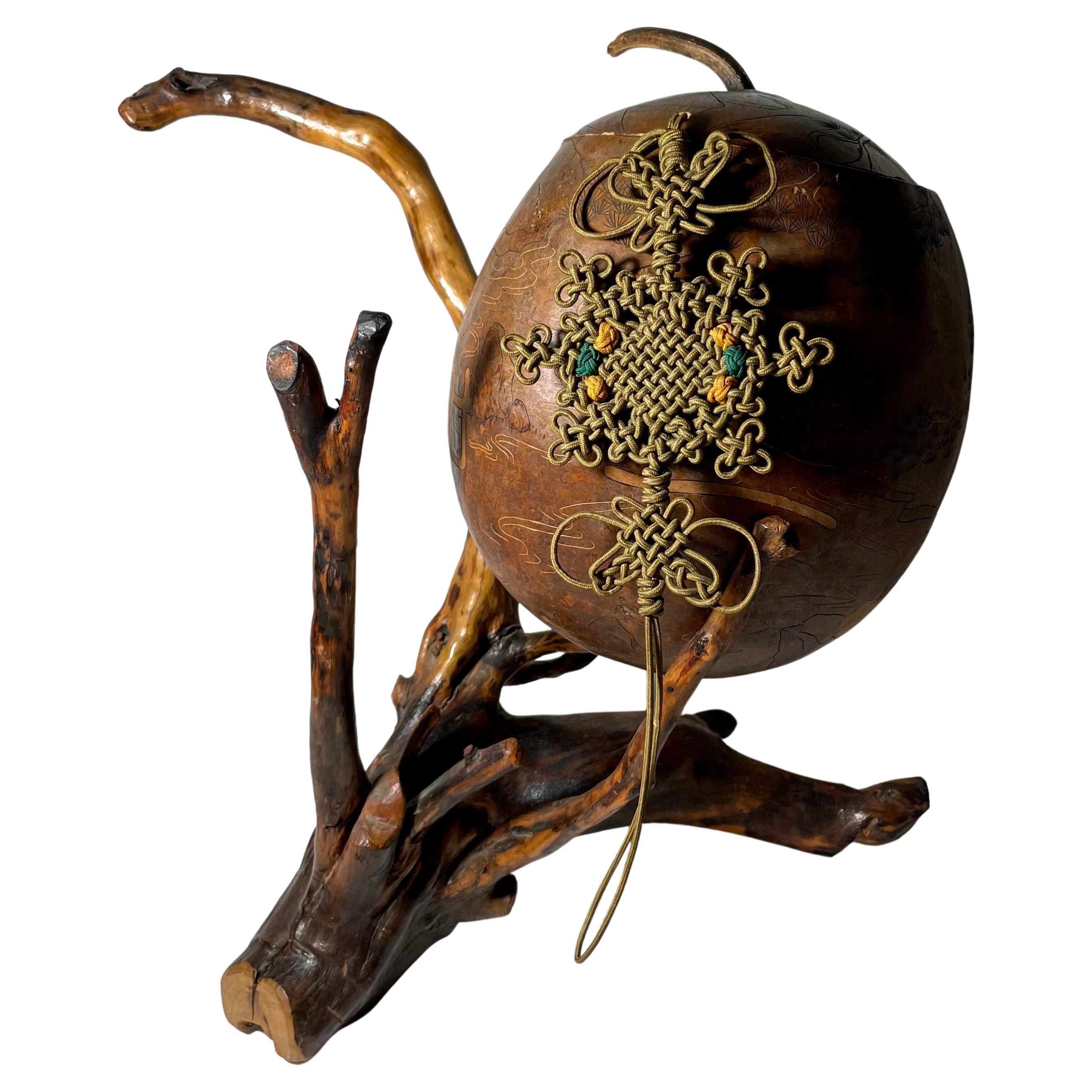 Escultura China Lanzhou de Calabaza con Cordón de Macramé sobre Soporte de Raíz
