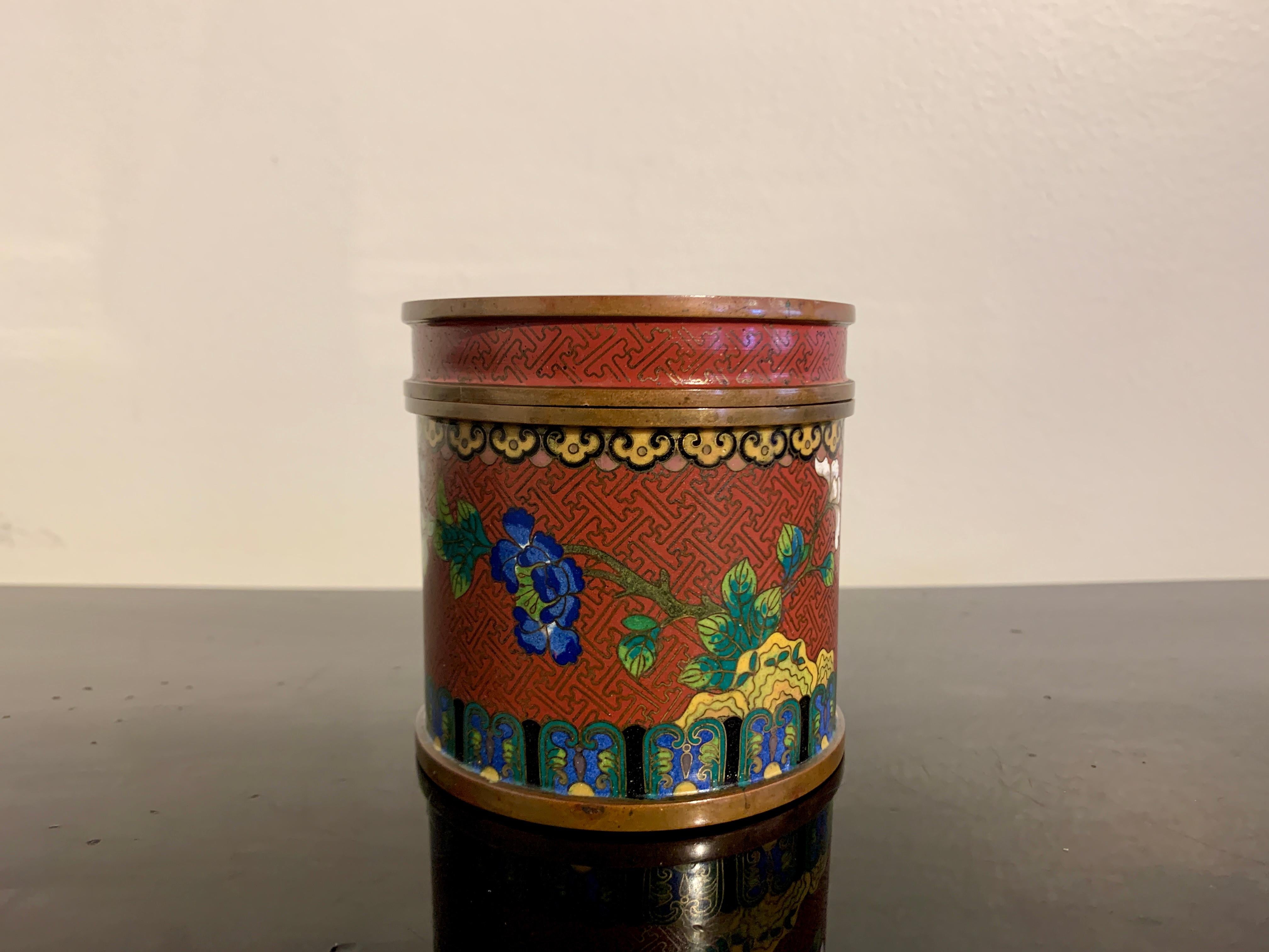 Eine reizvolle antike chinesische zylindrische Cloisonné-Dose mit Deckel von Lao Tian Li, späte Qing-Dynastie, um 1900, China.

Die Dose hat eine zylindrische Form und ist über und über mit Cloisonné-Emaille in den Farben Rot, Blau, Grün, Weiß und