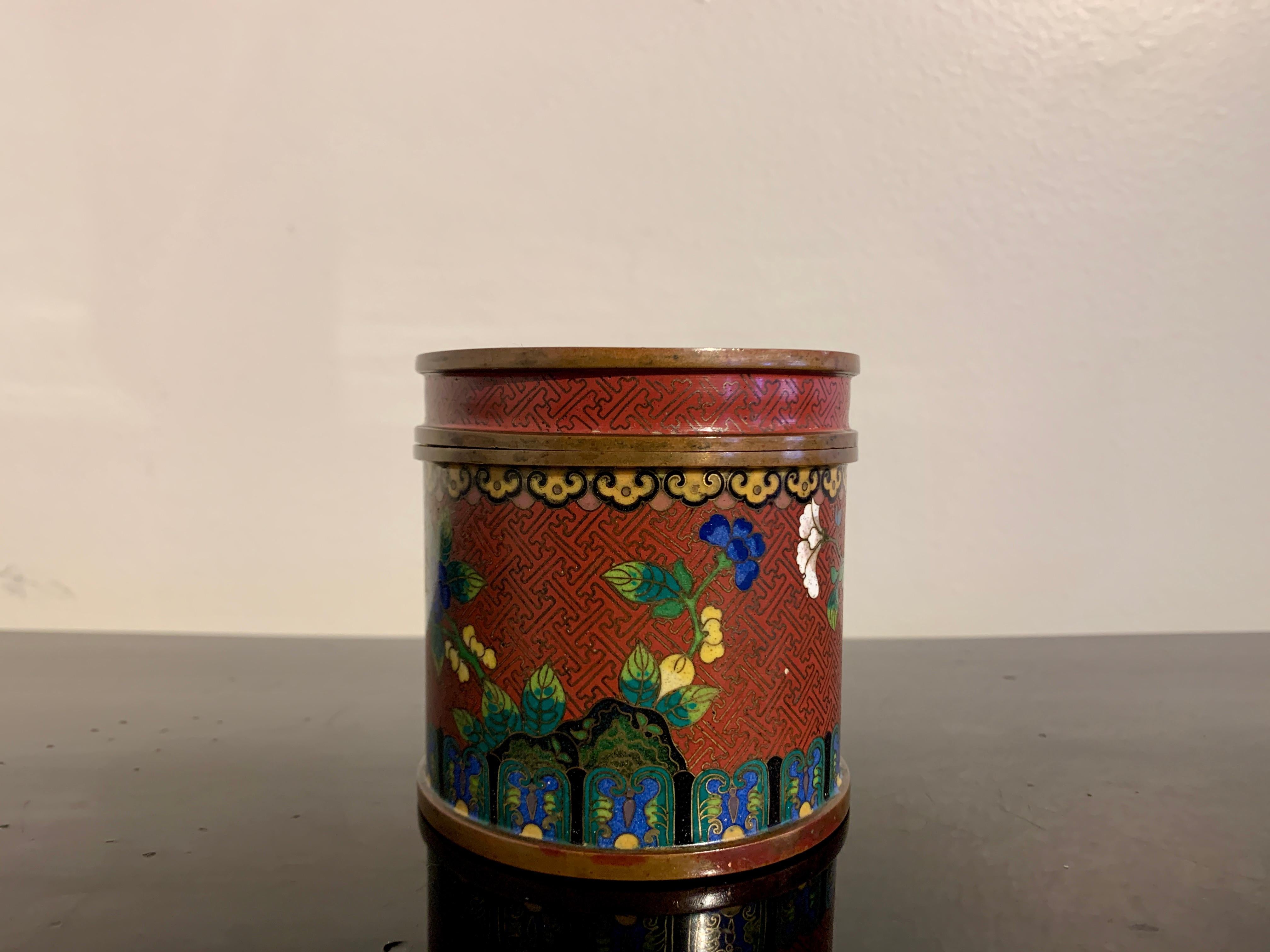Chinese Lao Tian Li Cloisonne Cylindrical Box, Late Qing Dynasty, China In Good Condition For Sale In Austin, TX