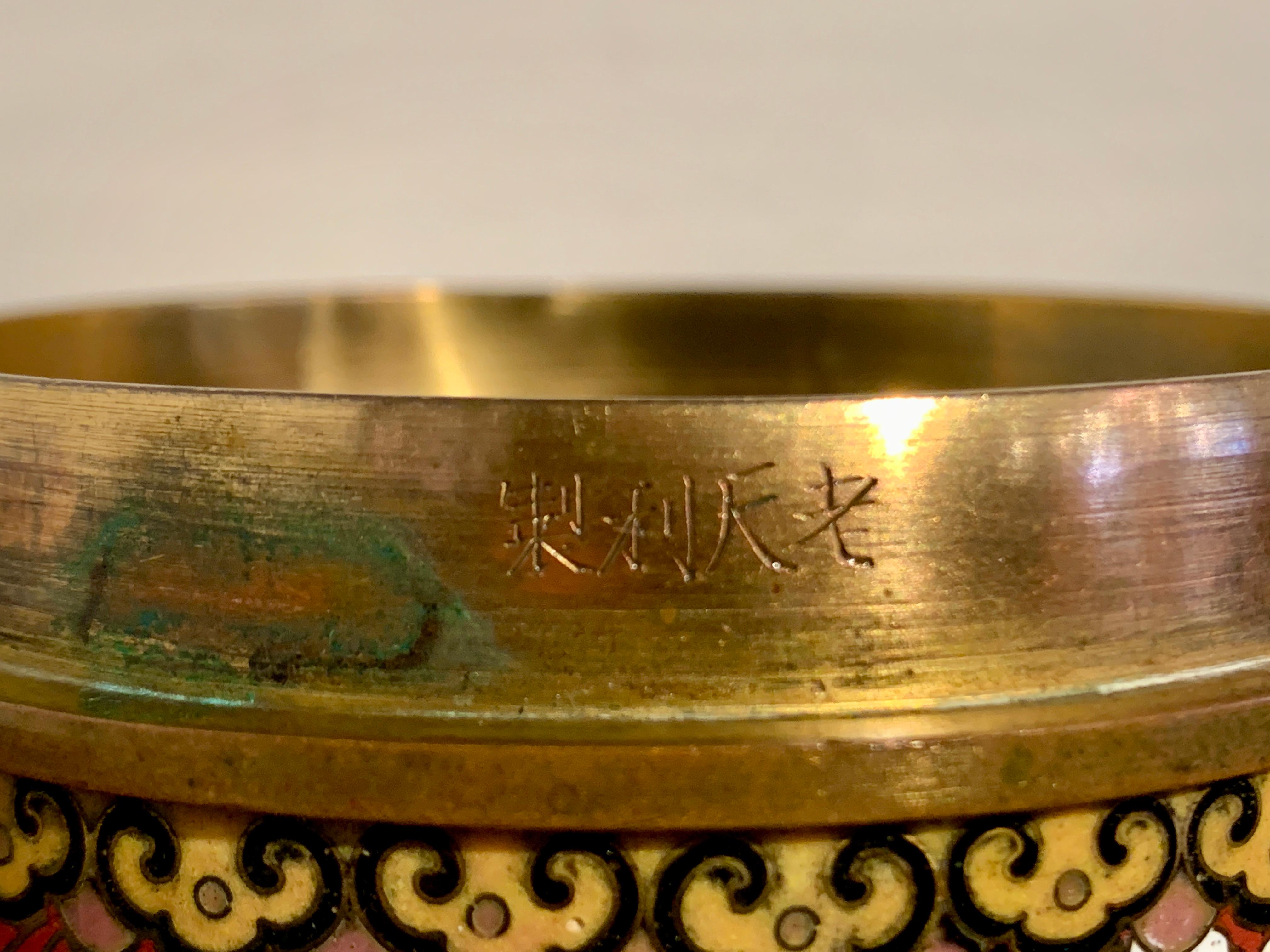 Chinesische Lao Tian Li Cloisonne Zylindrische Dose, späte Qing Dynasty, China (Messing) im Angebot