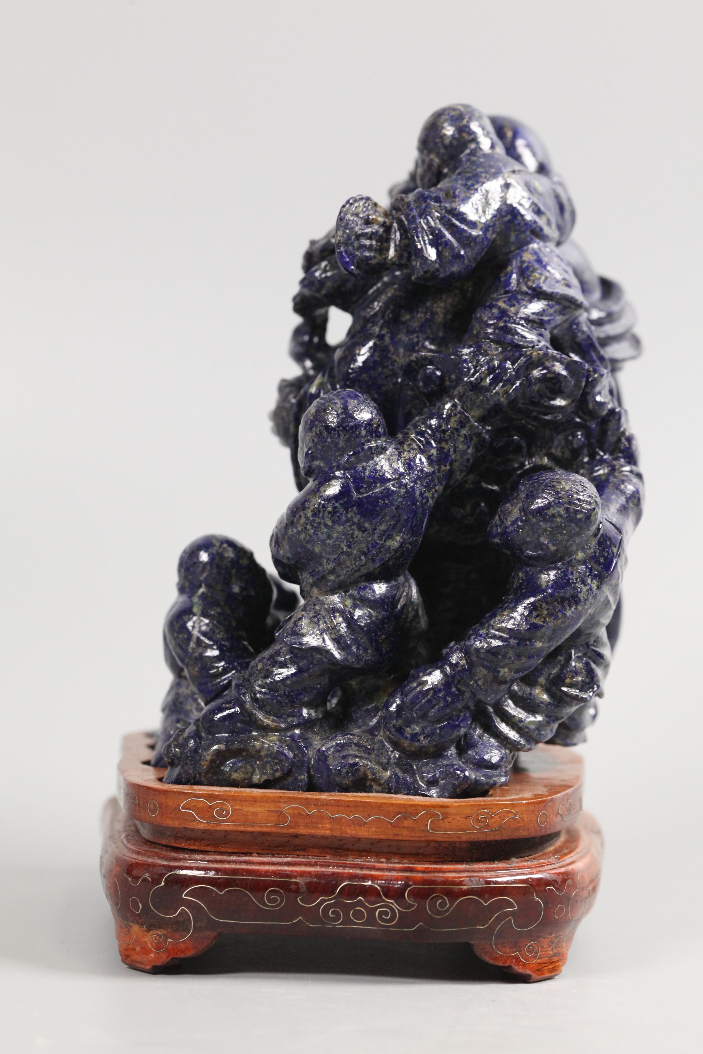 Chinois Sculpture chinoise en lapis représentant le Bouddha Hotei avec des enfants en vente