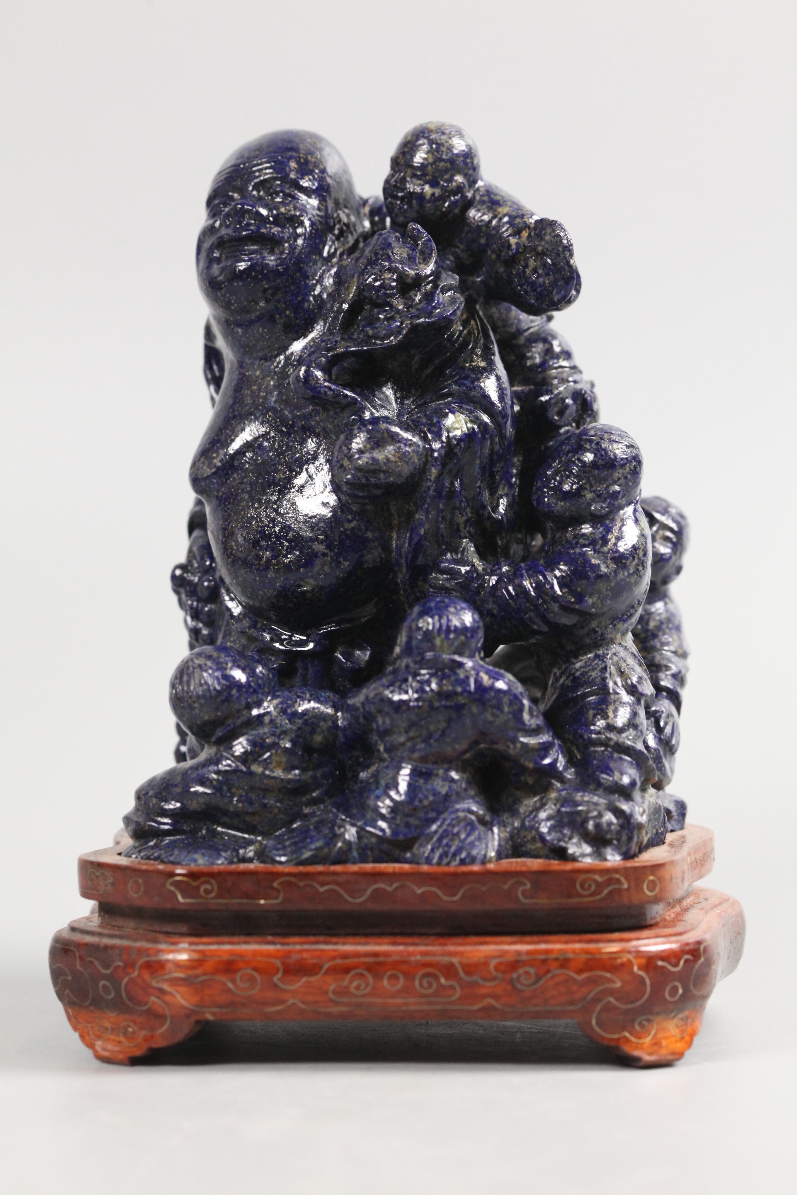 Sculpture chinoise en lapis représentant le Bouddha Hotei avec des enfants Bon état - En vente à New York, NY