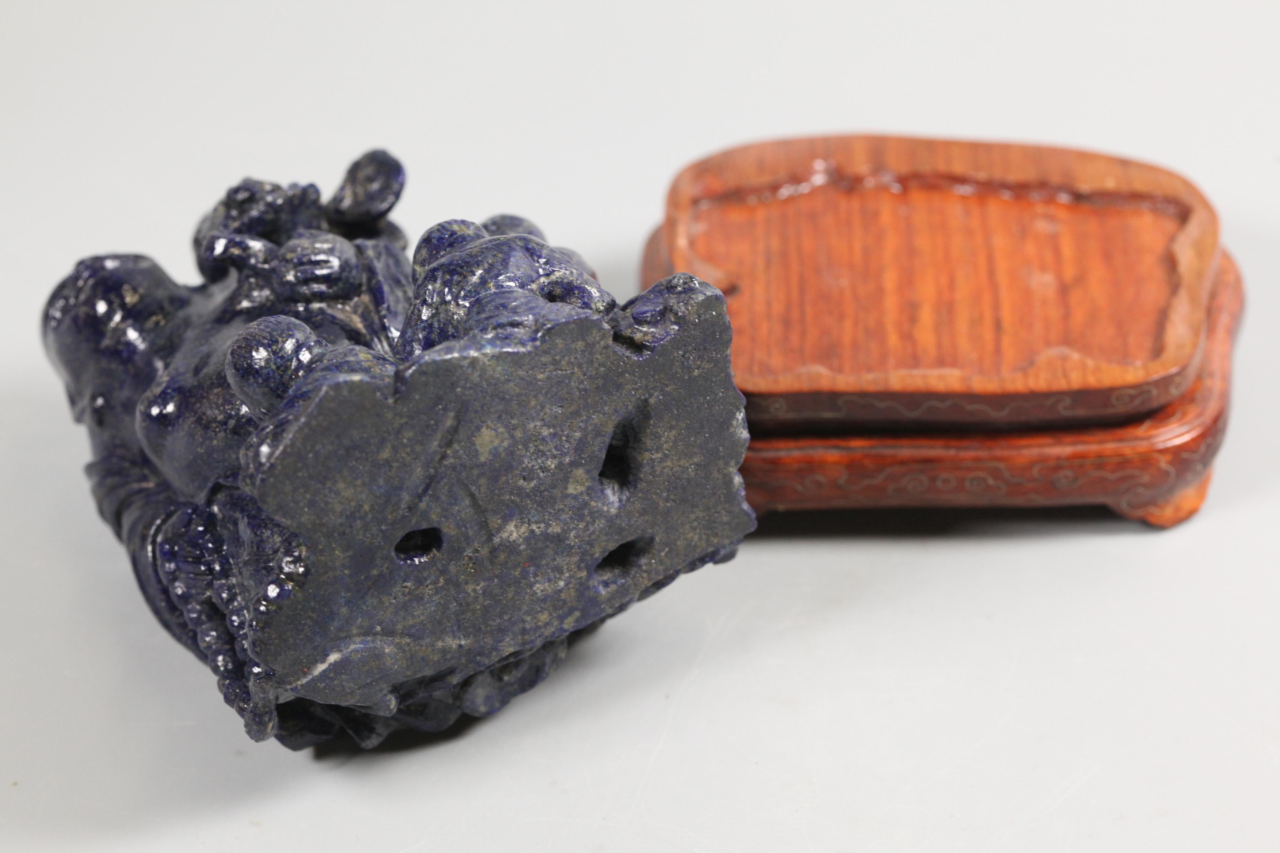 20ième siècle Sculpture chinoise en lapis représentant le Bouddha Hotei avec des enfants en vente