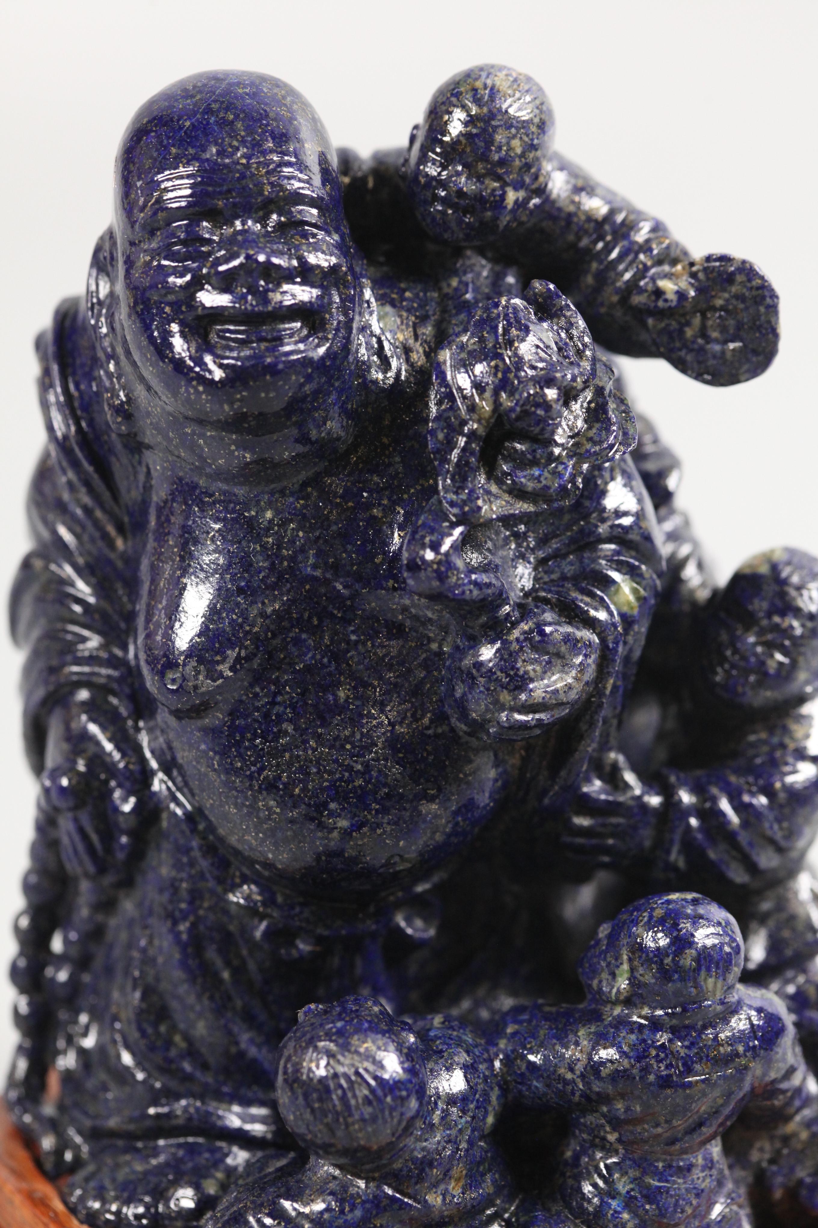 Lapis-lazuli Sculpture chinoise en lapis représentant le Bouddha Hotei avec des enfants en vente