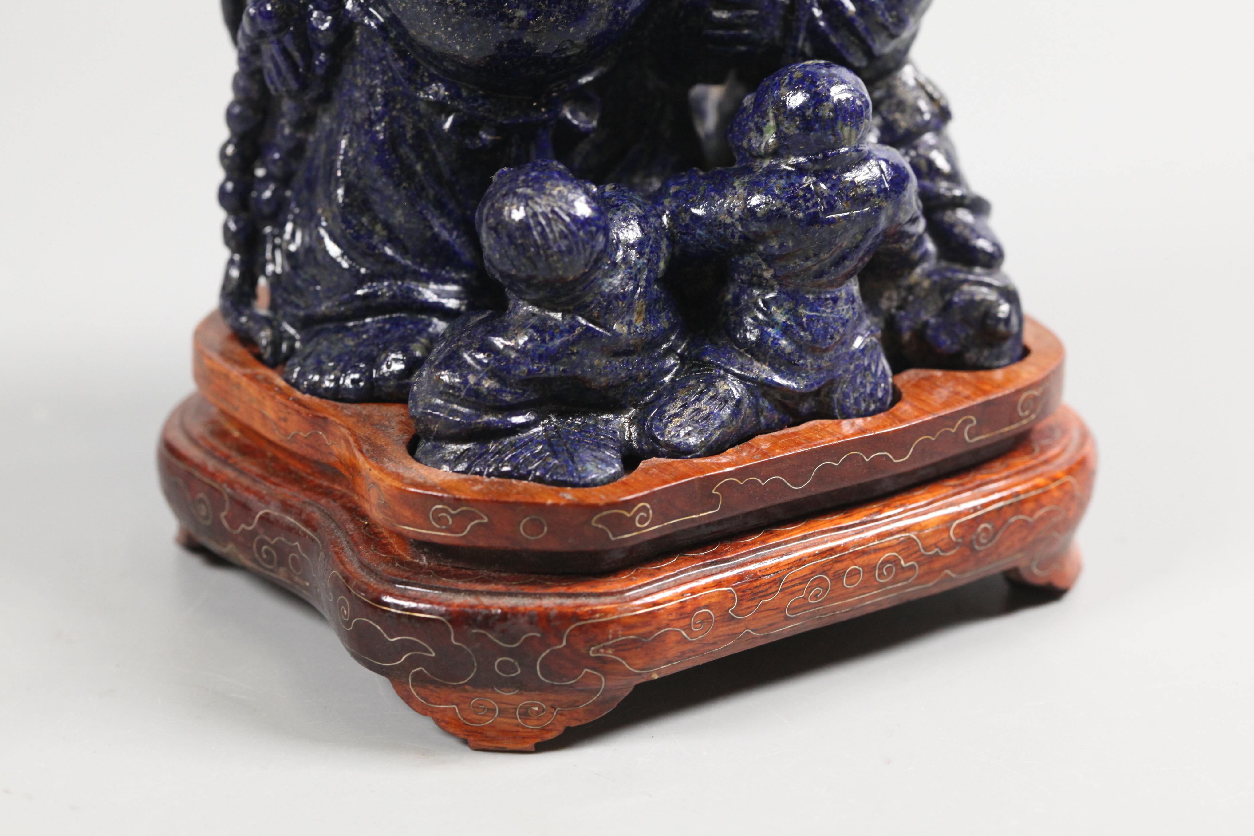 Sculpture chinoise en lapis représentant le Bouddha Hotei avec des enfants en vente 1