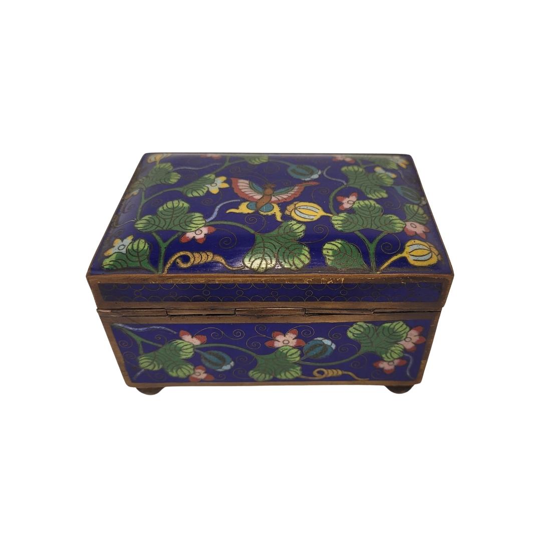 Chinese Lapis lazuli blue green  jewelry box with cloisonné enamel In Excellent Condition For Sale In VALLADOLID, ES