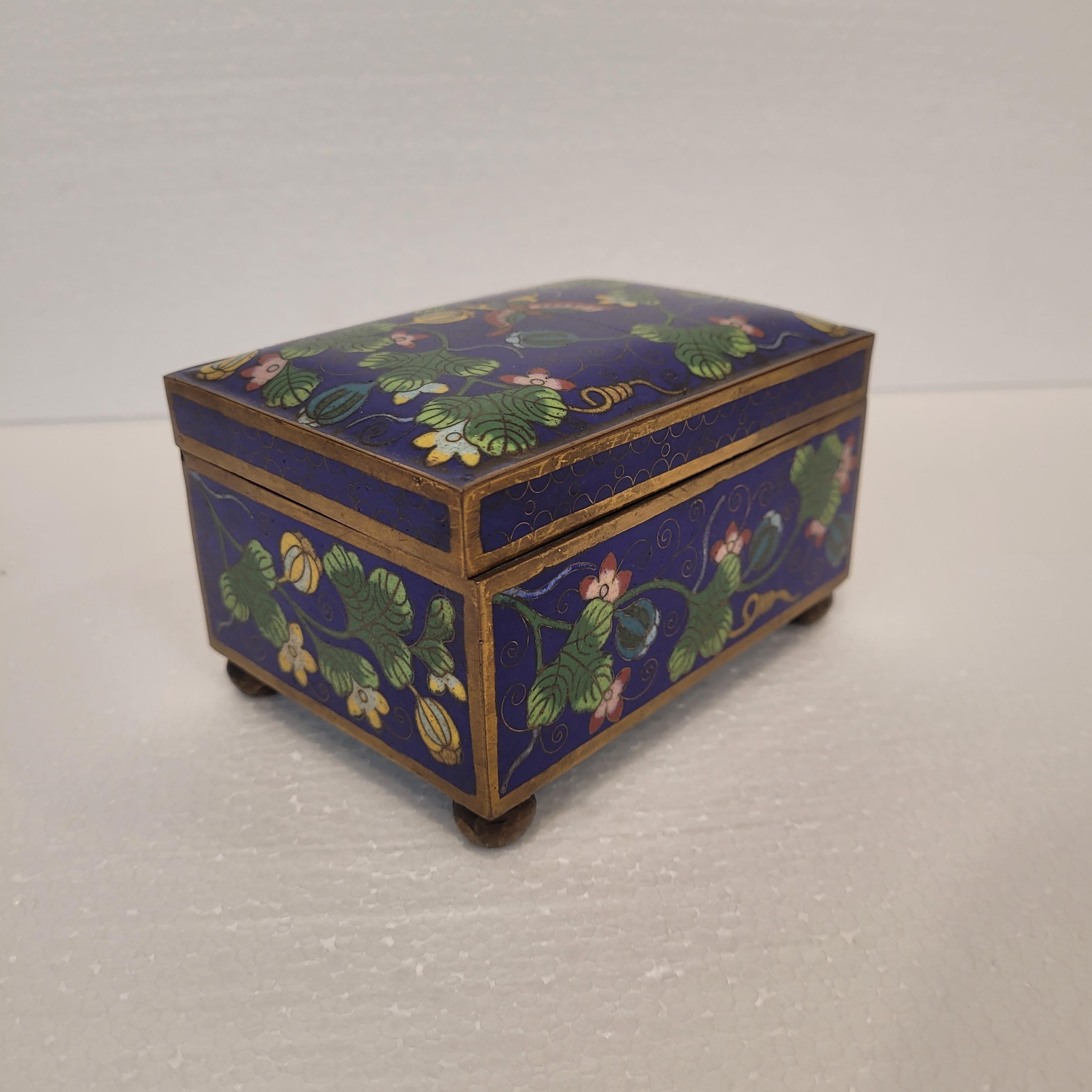 Chinese Lapis lazuli blue green  jewelry box with cloisonné enamel For Sale 4