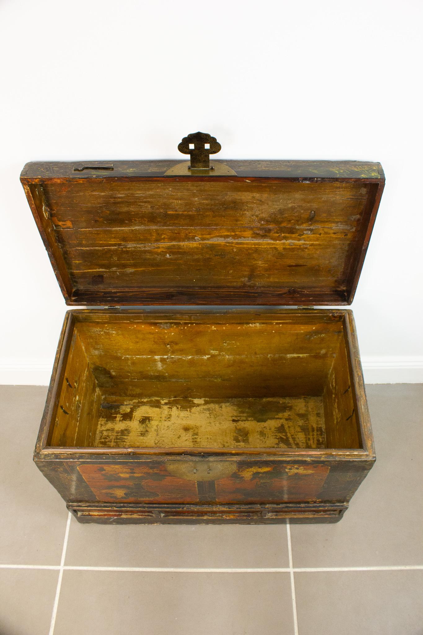 Chinese Laquered Brown and Gold Chest Decorated with Flowers, circa 1900 For Sale 2