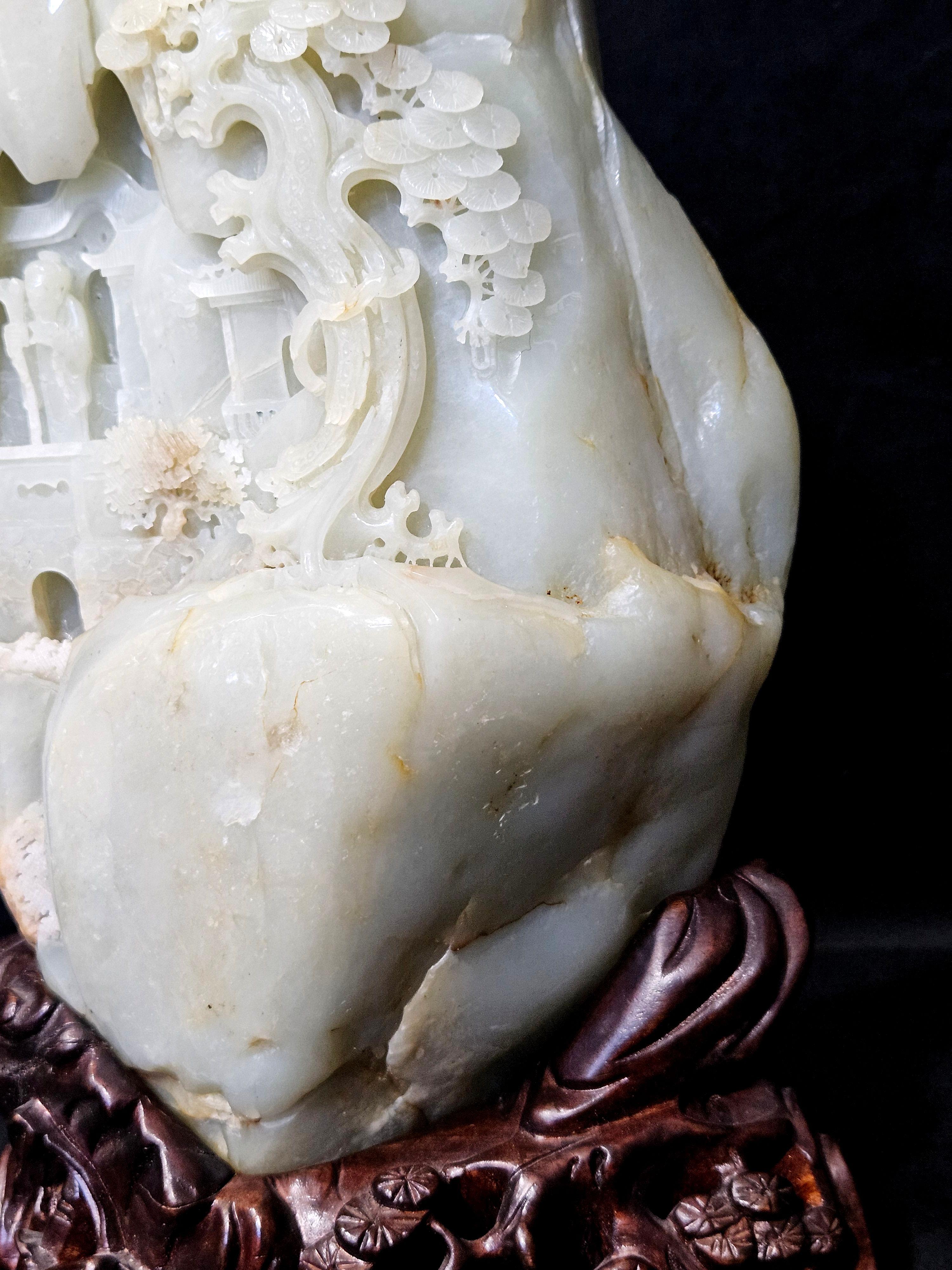 Chinesisches großes geschnitztes, großes Boulder-Leuchte Celadon/Weiße Jade mit Berglandschaftsssszene aus weißer Jade im Angebot 4