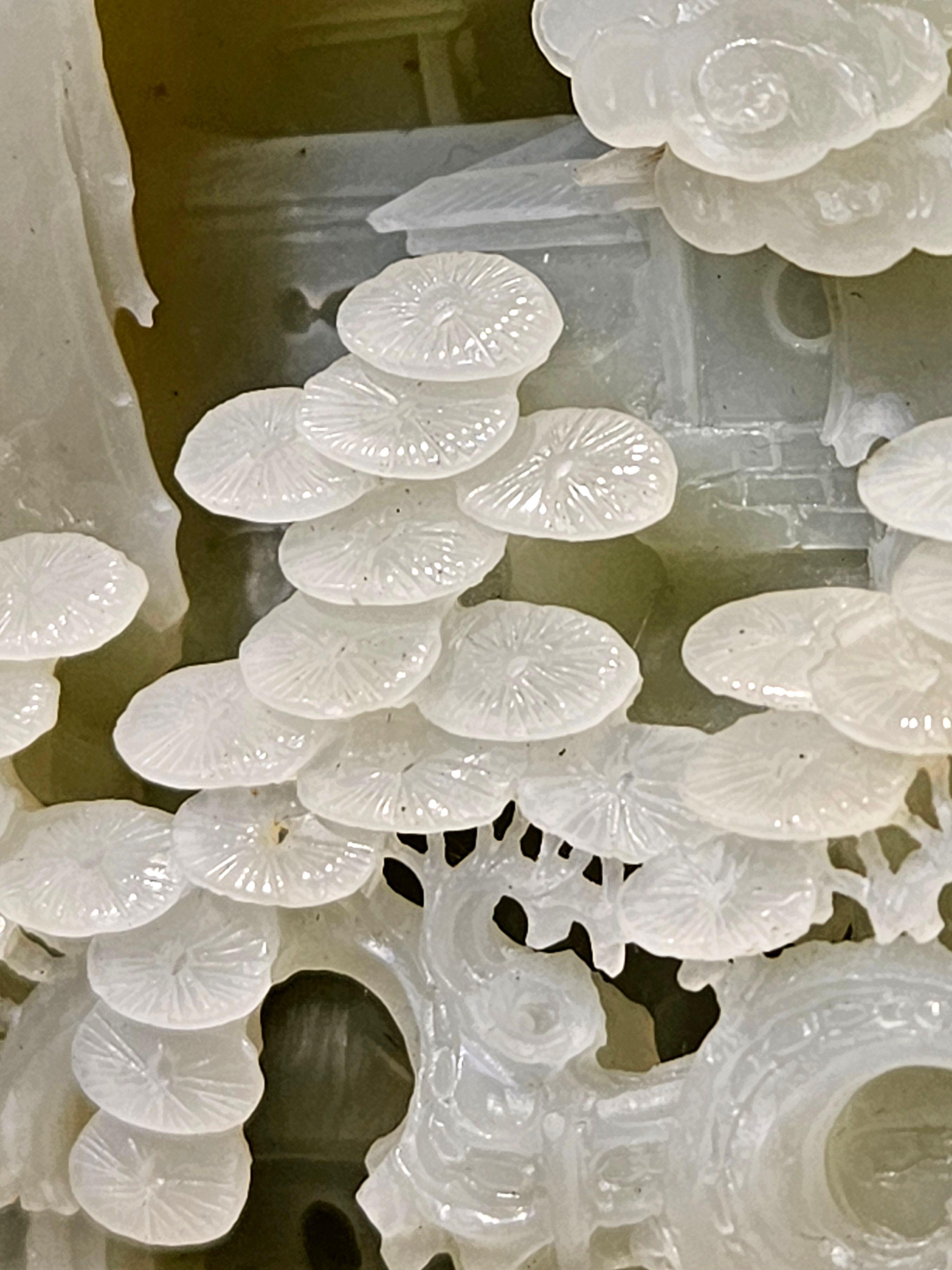 Chinesisches großes geschnitztes, großes Boulder-Leuchte Celadon/Weiße Jade mit Berglandschaftsssszene aus weißer Jade (Handgeschnitzt) im Angebot