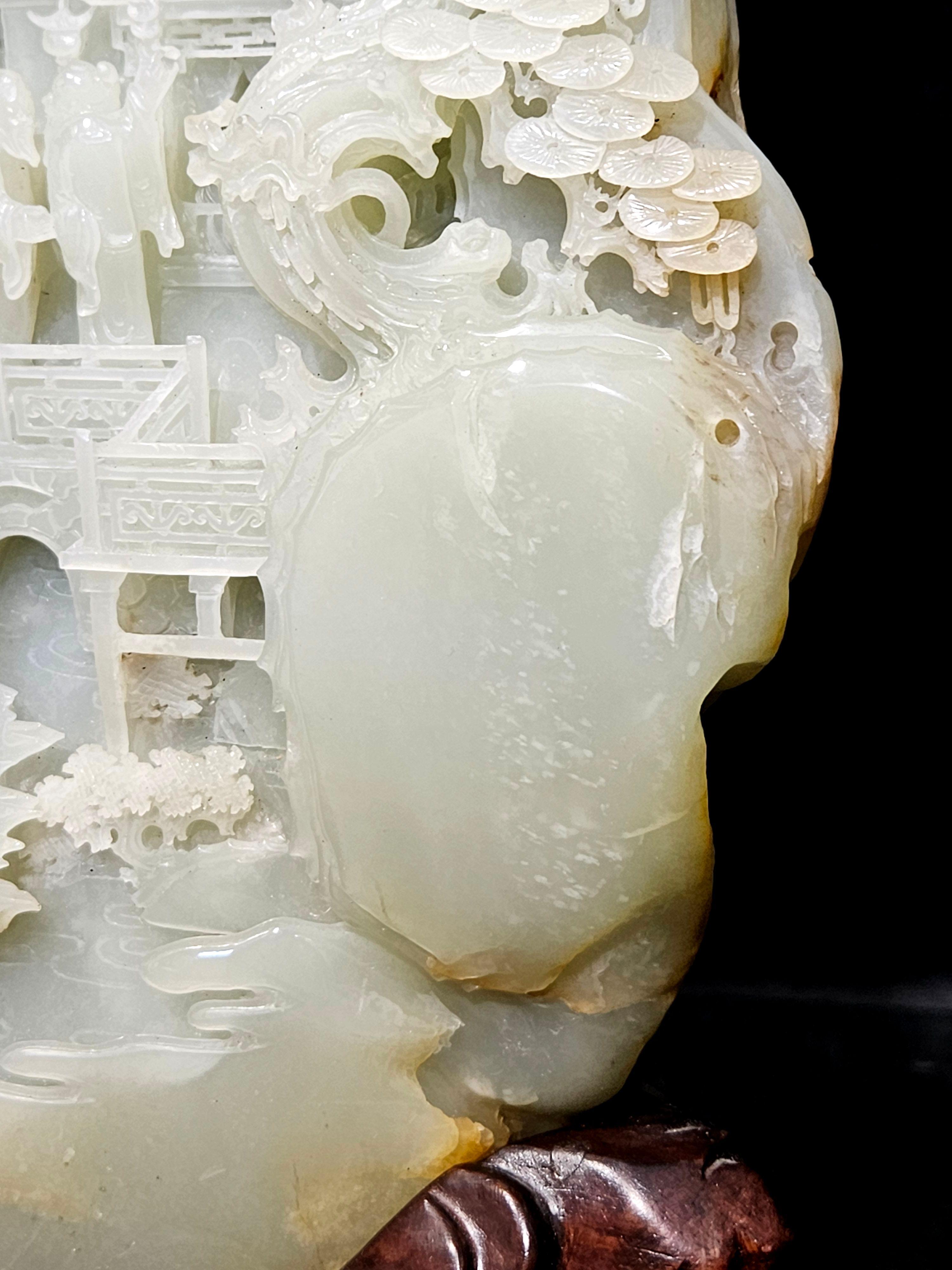 Chinesisches großes geschnitztes, großes Boulder-Leuchte Celadon/Weiße Jade mit Berglandschaftsssszene aus weißer Jade im Zustand „Hervorragend“ im Angebot in Norton, MA