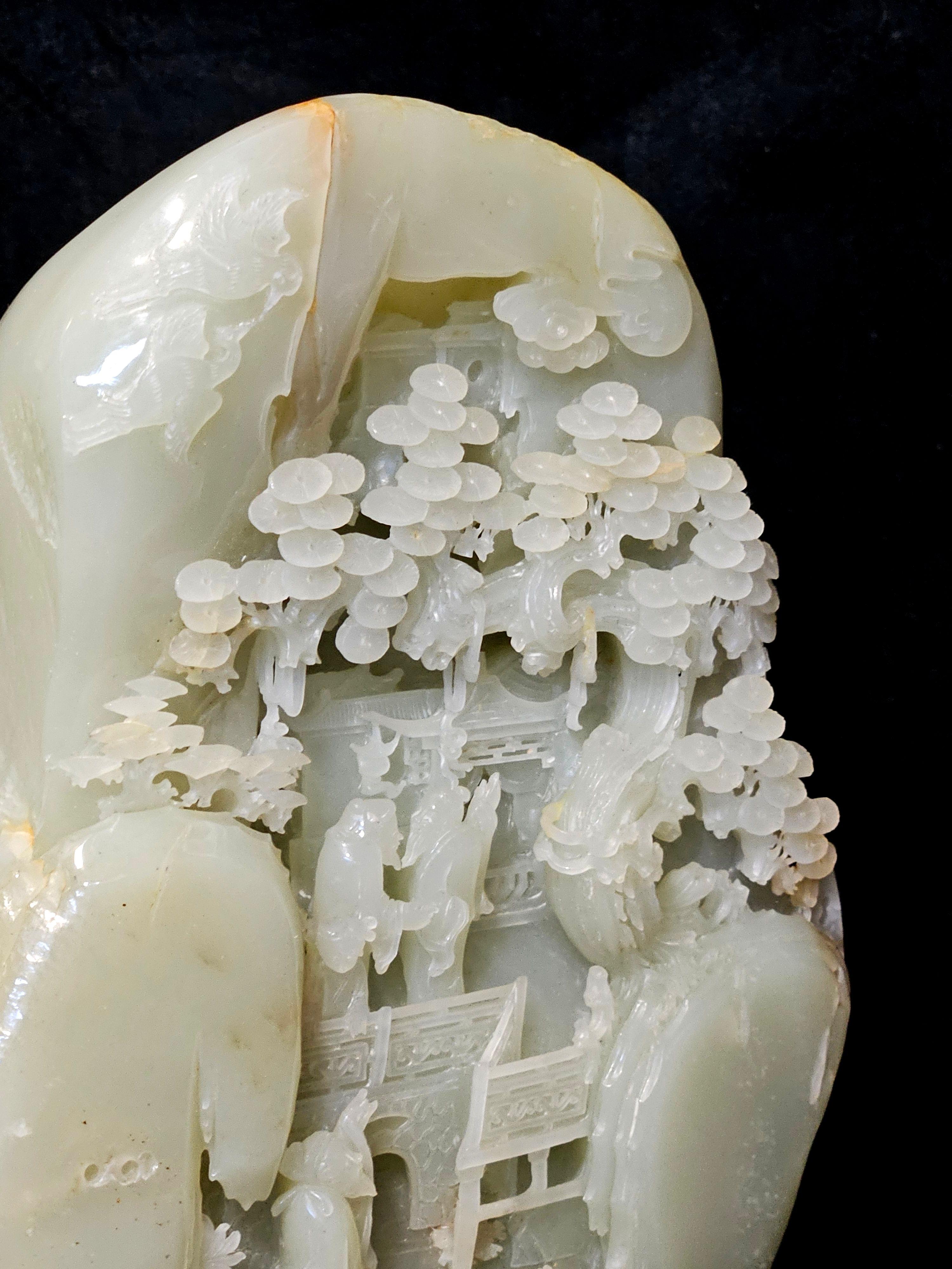 Chinesisches großes geschnitztes, großes Boulder-Leuchte Celadon/Weiße Jade mit Berglandschaftsssszene aus weißer Jade im Angebot 1