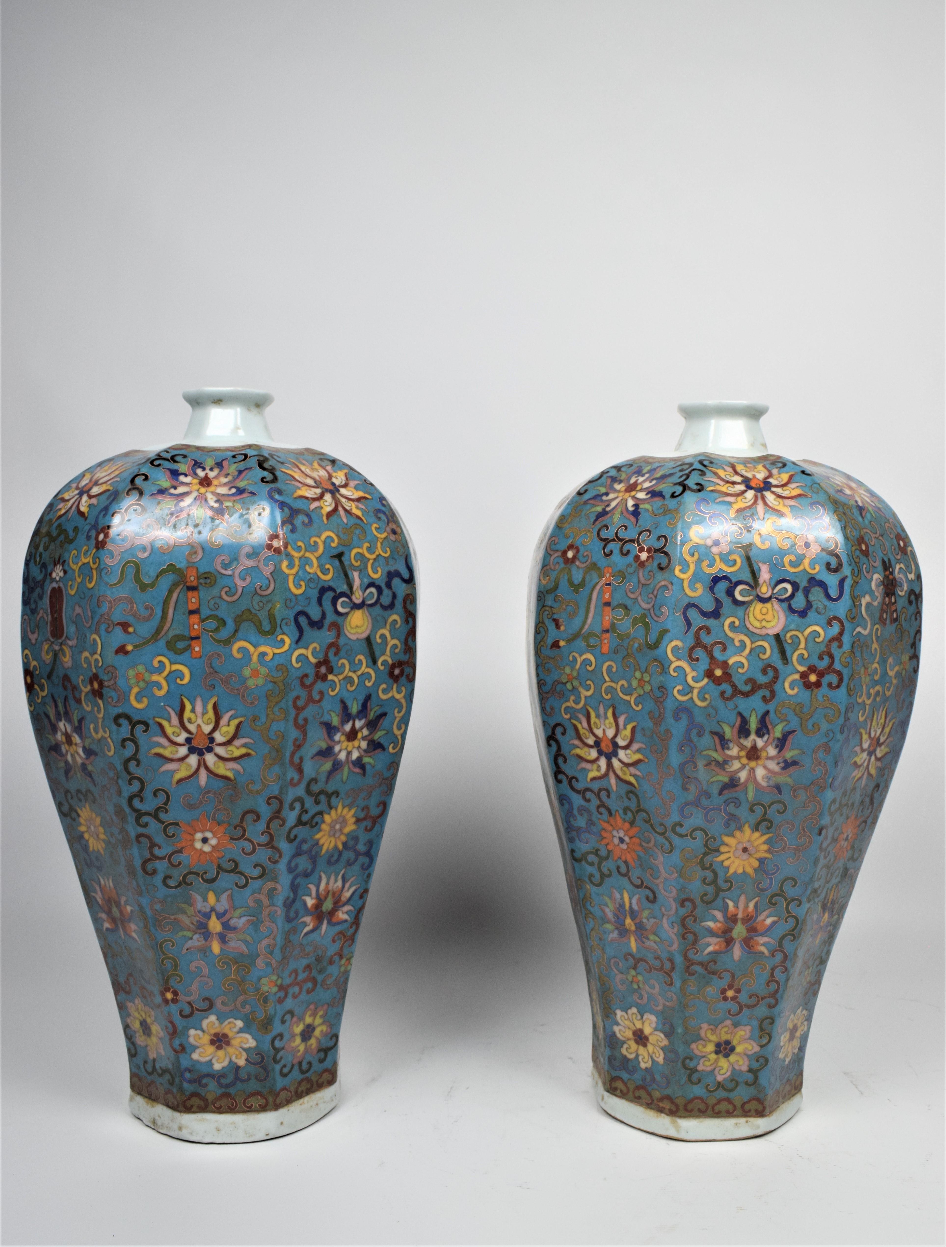 Ein Paar große Flaschenvasen aus Cloisonné-Emaille, späte Qing-Dynastie, 19.

Dieses exquisite Paar Cloisonné-Emaille-Flaschenvasen zeichnet sich durch ein atemberaubendes und kompliziertes Blumendesign aus, das in der alten Kunstform der
