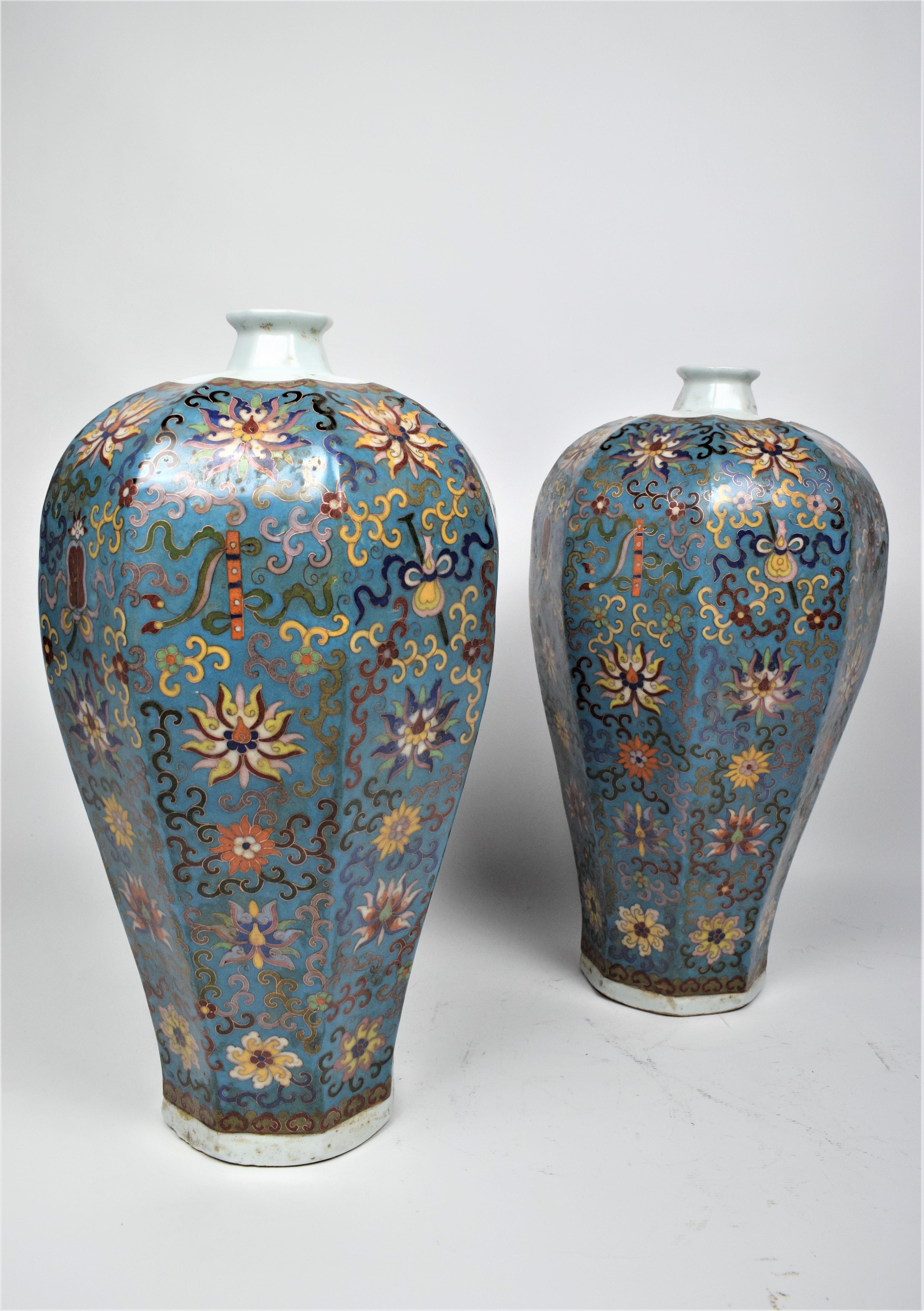 Chinesische große Cloisonné-Emaille-Flaschenvasen Späte Qing-Dynastie, 19. (Emailliert) im Angebot