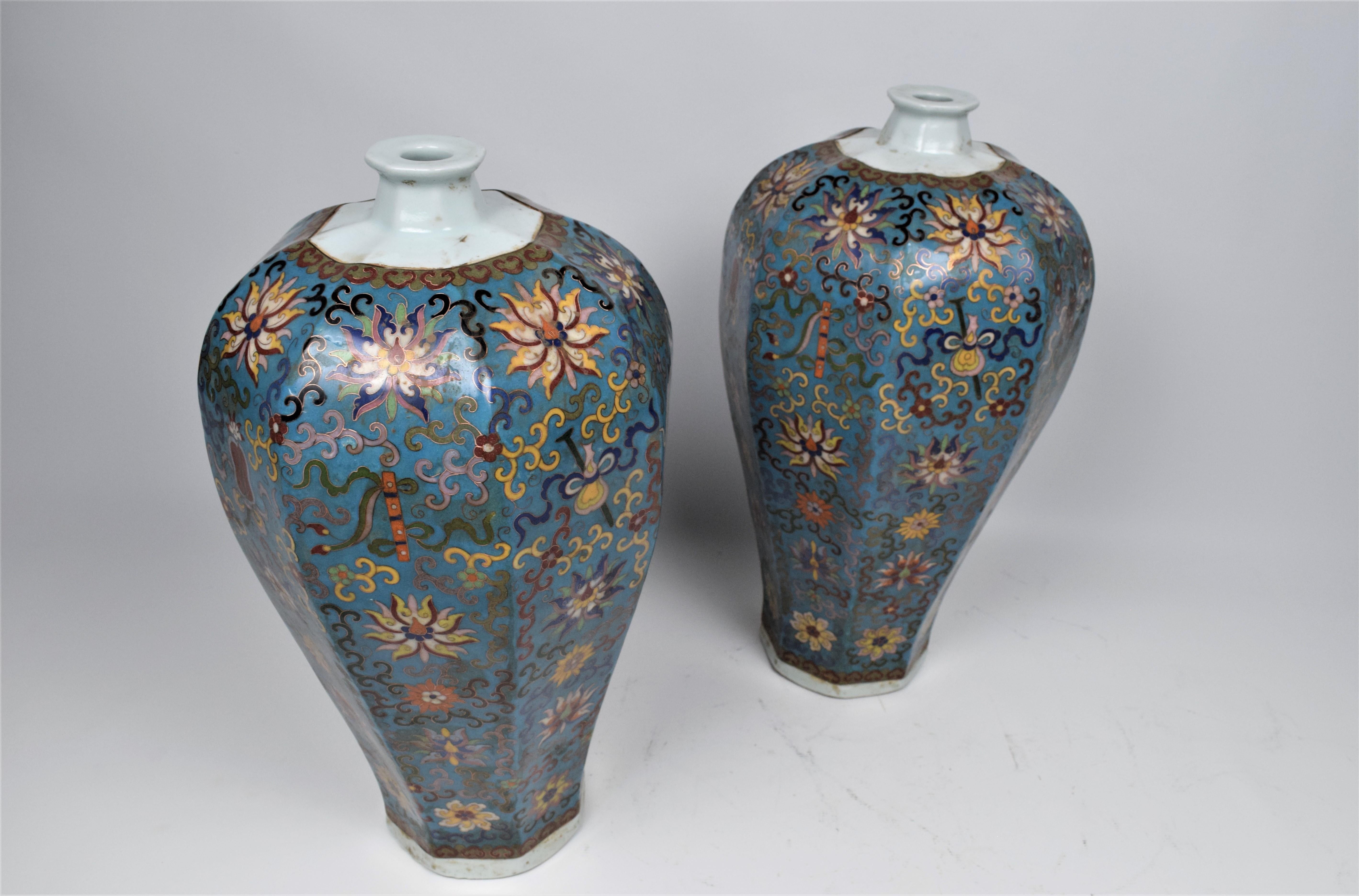 Chinese Large Cloisonné Enamel Bottle Vases Late Qing Dynasty, 19th Century In Good Condition For Sale In Islamabad, PK