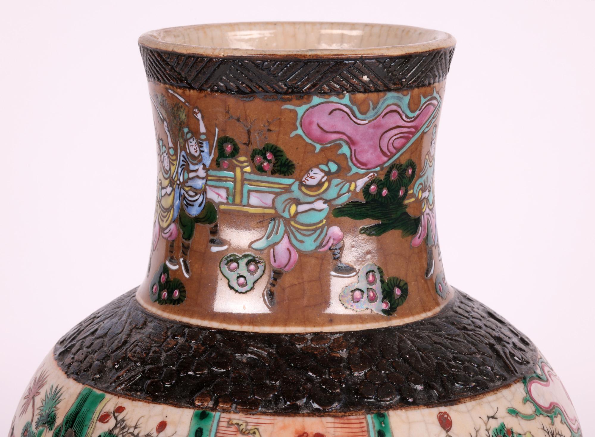Un grand et impressionnant vase chinois de style craquel ware famille rose peint à la main avec des personnages, datant du 19ème siècle. Le grand vase de forme bulbeuse repose sur un étroit pied rond non émaillé, avec une base en retrait, et