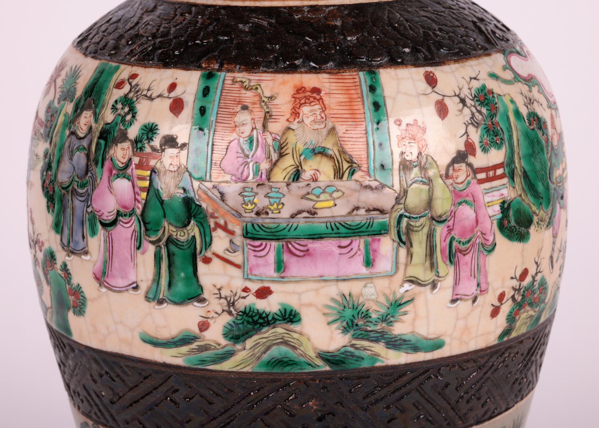 Qing Grand vase chinois peint en craquel Ware Famille Rose en vente