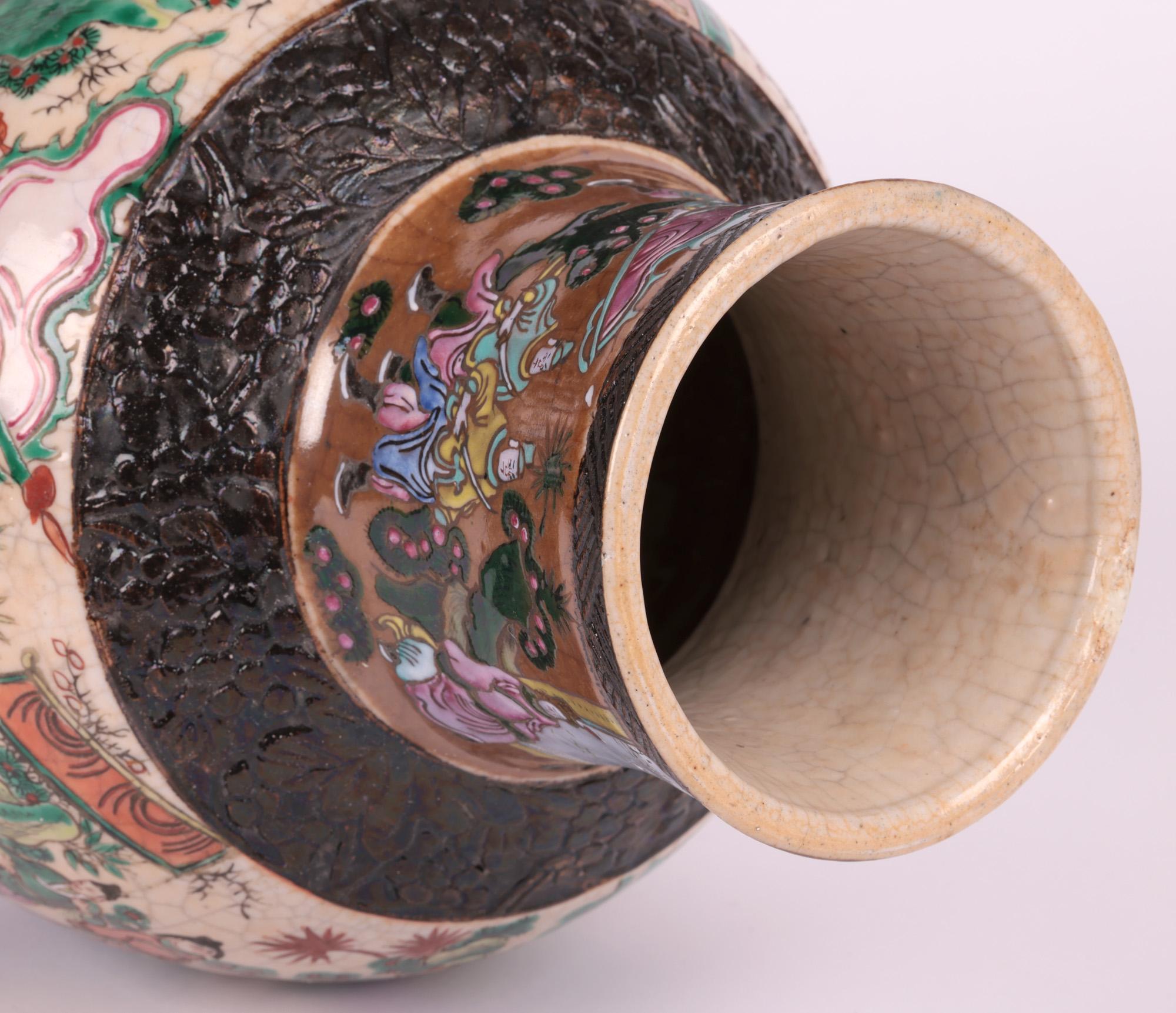 Céramique Grand vase chinois peint en craquel Ware Famille Rose en vente