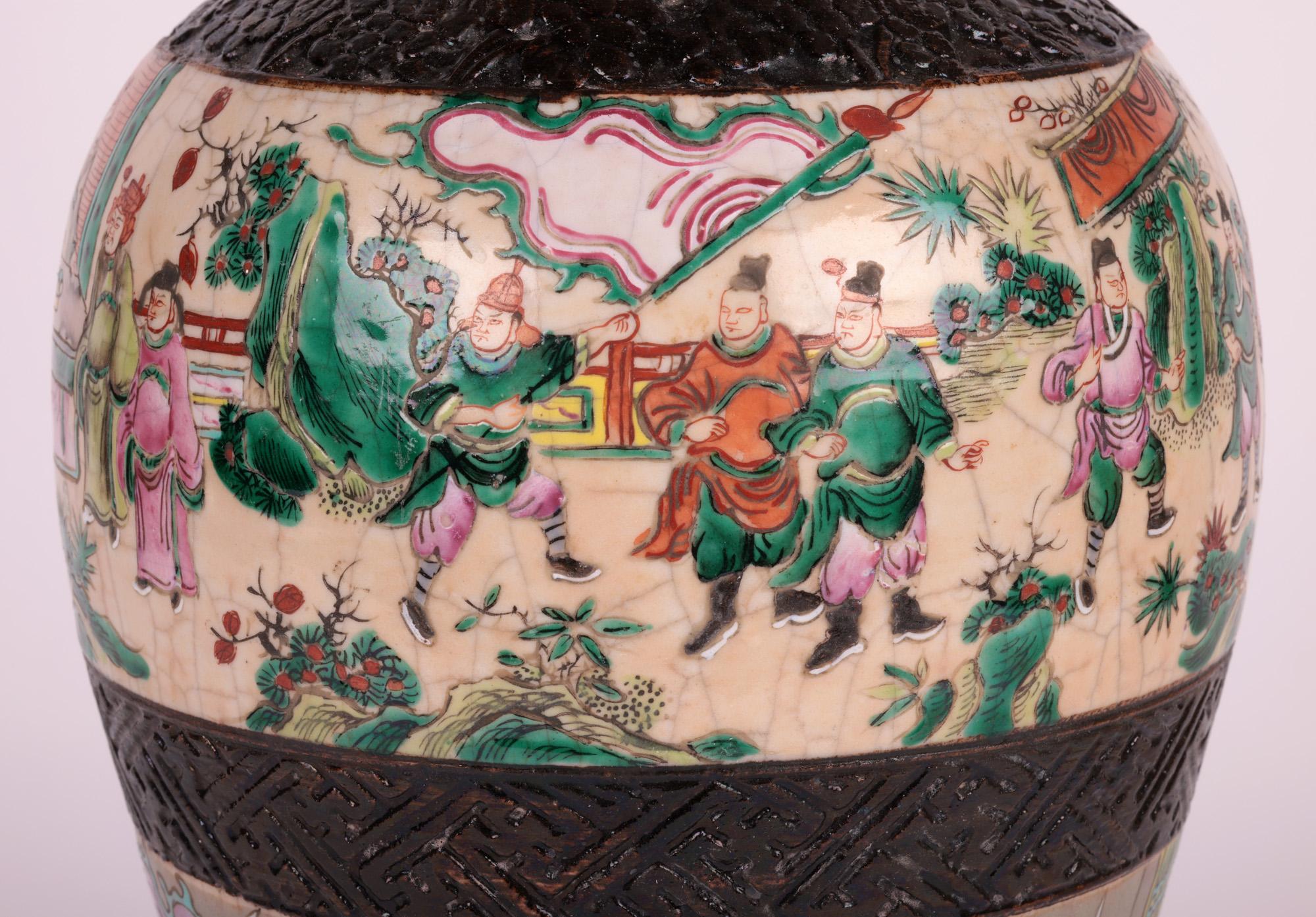 Grand vase chinois peint en craquel Ware Famille Rose en vente 1