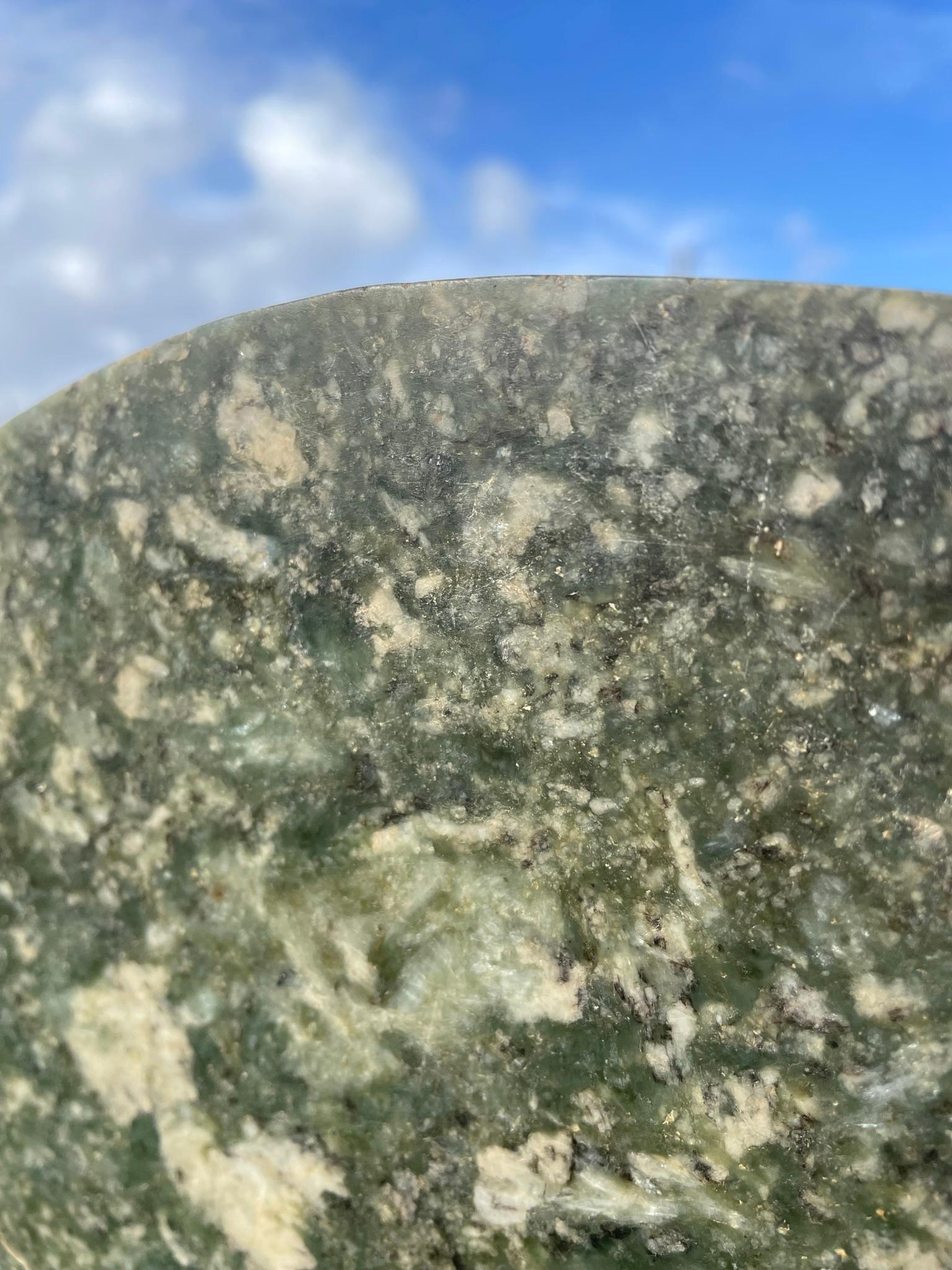 Grand disque bi en jade rond sculpté à la main, dynastie Qing en vente 3