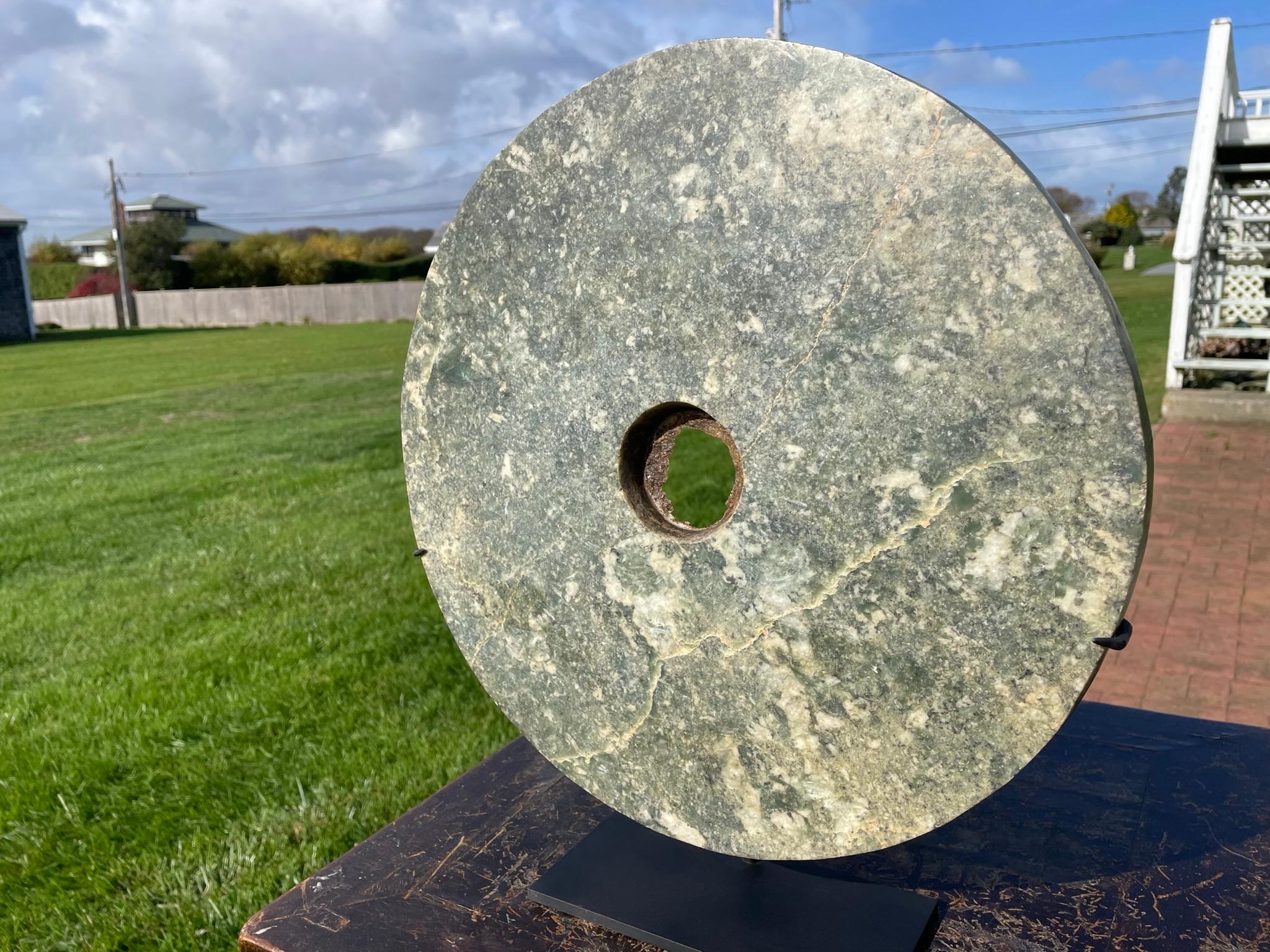 Grand disque bi en jade rond sculpté à la main, dynastie Qing en vente 4