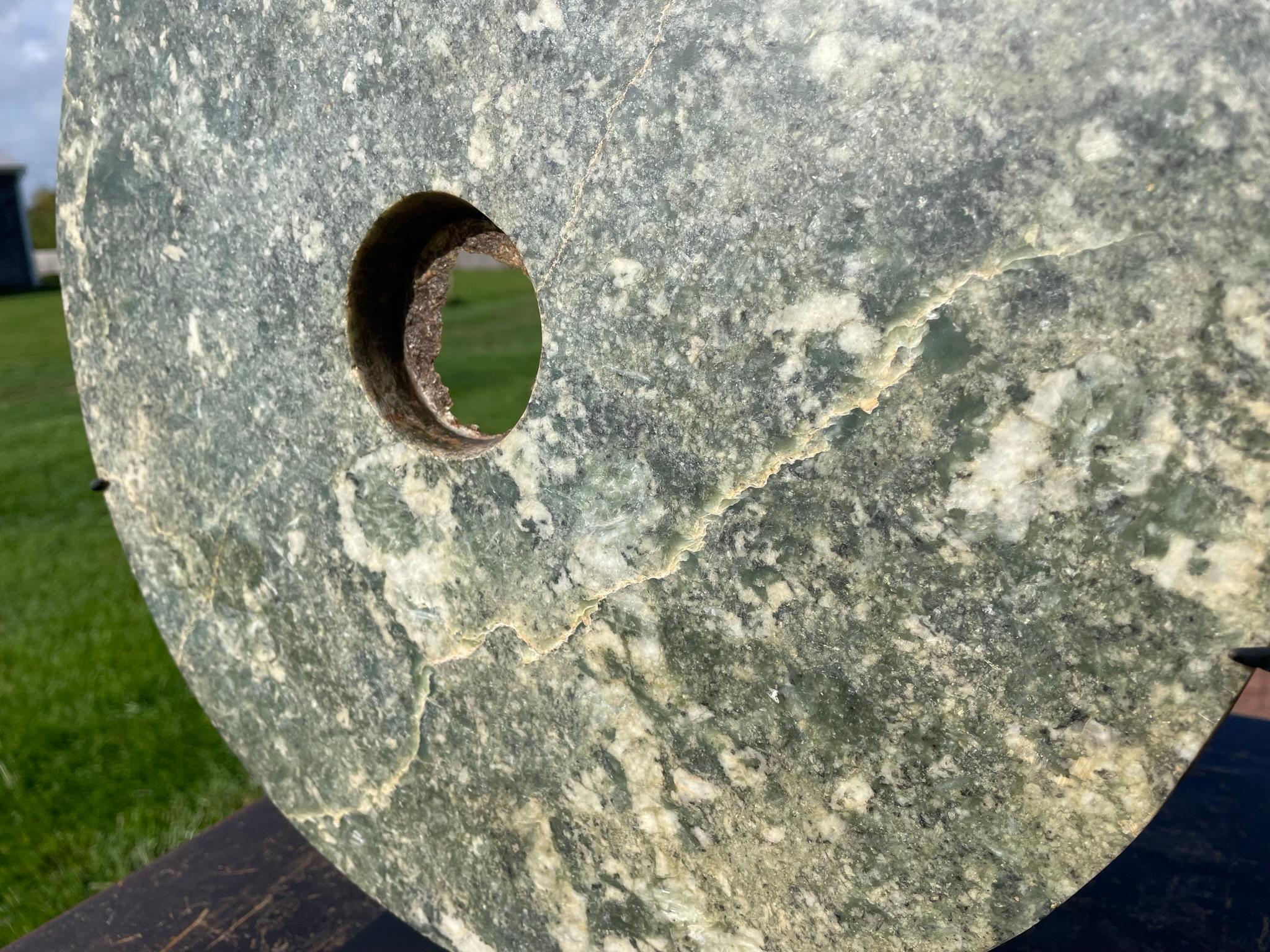 Grand disque bi en jade rond sculpté à la main, dynastie Qing en vente 5