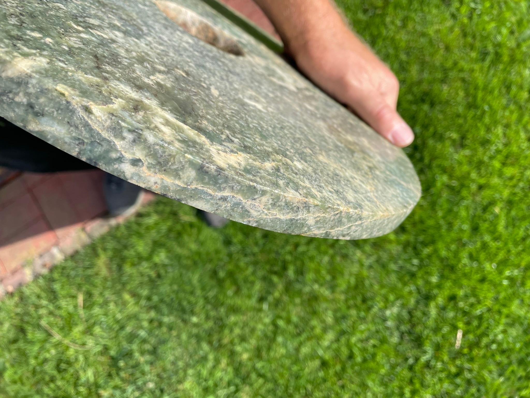 Grand disque bi en jade rond sculpté à la main, dynastie Qing en vente 6