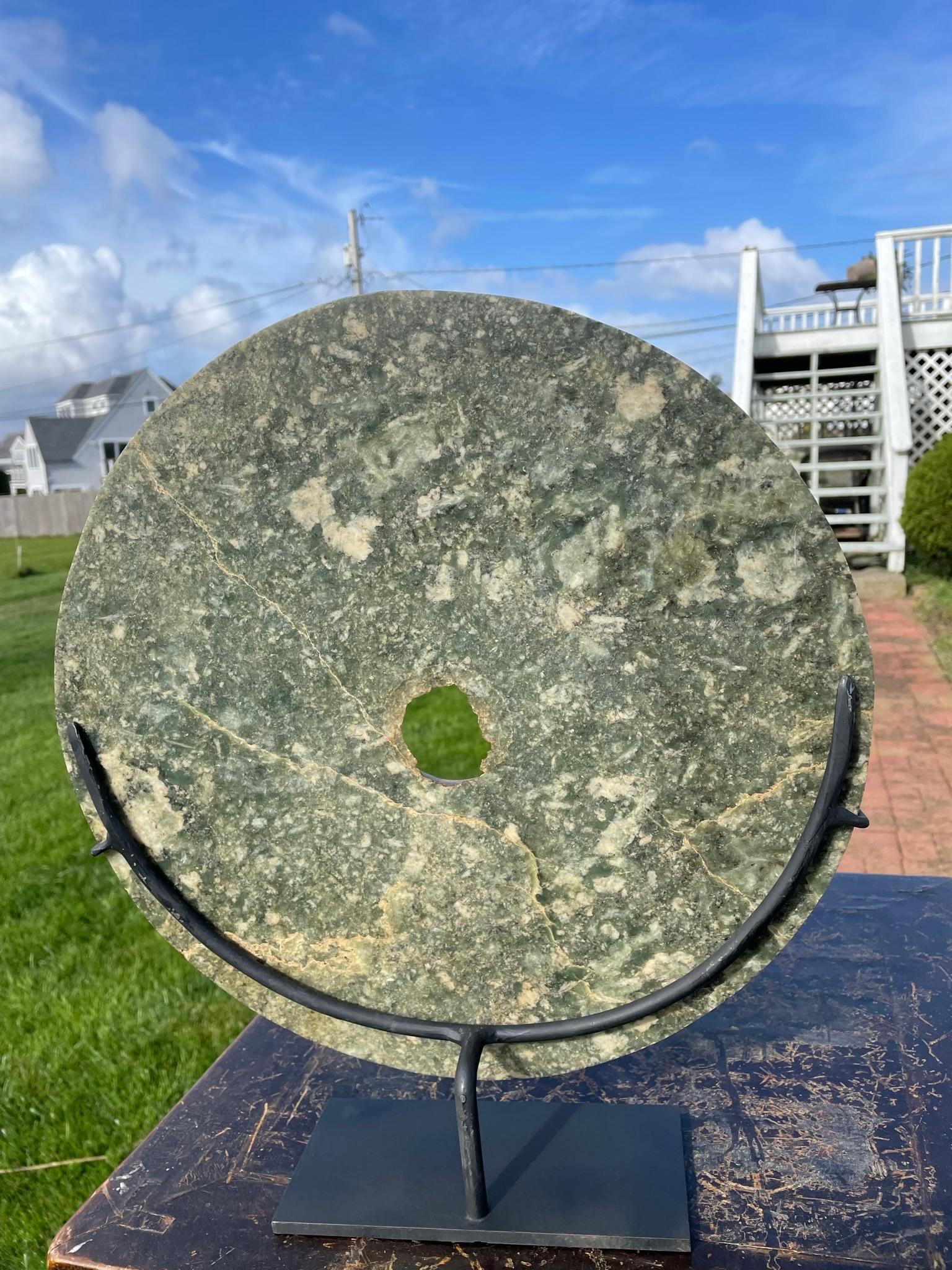 Grand disque bi en jade rond sculpté à la main, dynastie Qing en vente 7