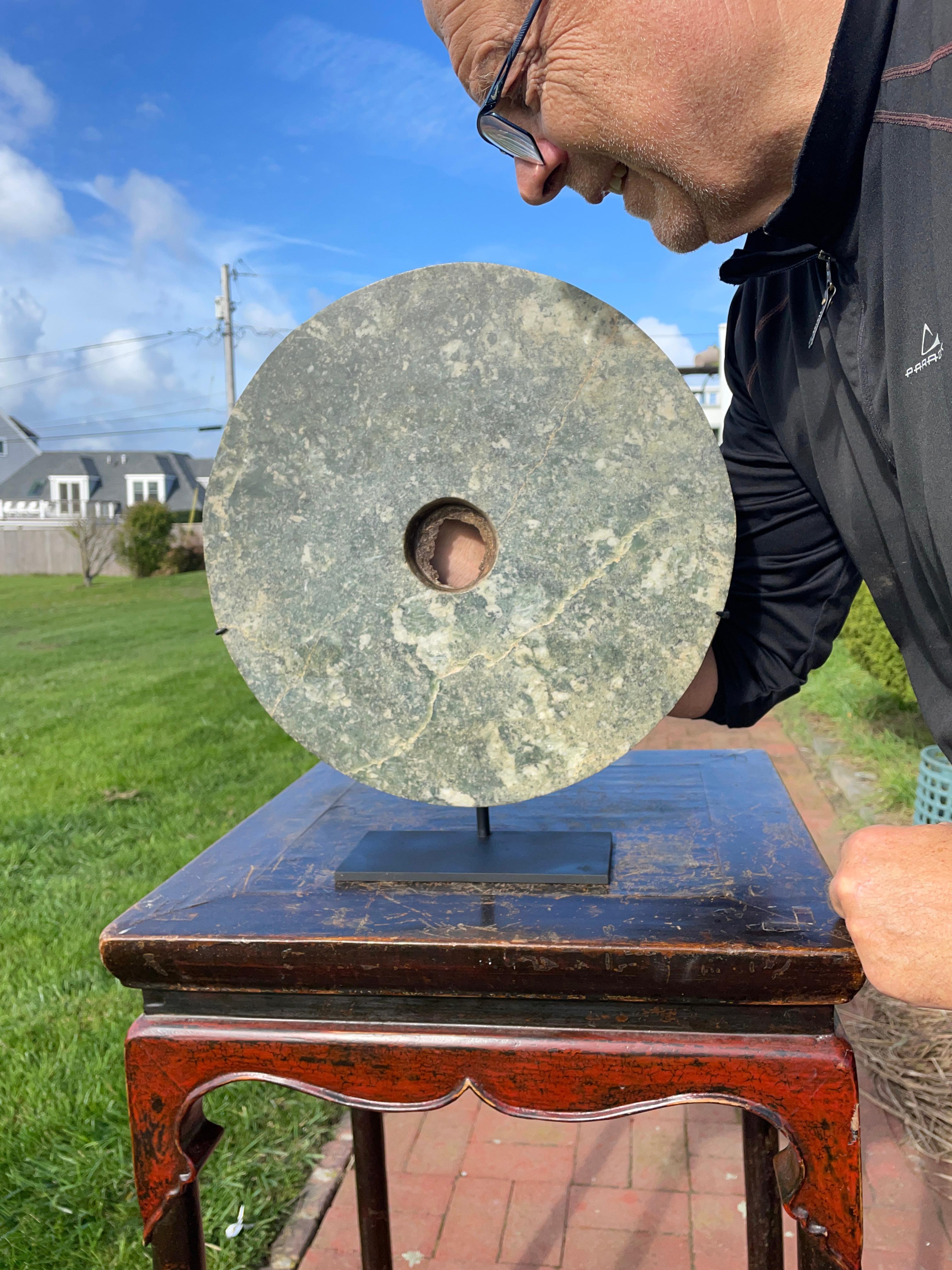 Vieille Chine, un grand disque en jade Bi mesure : 14,75