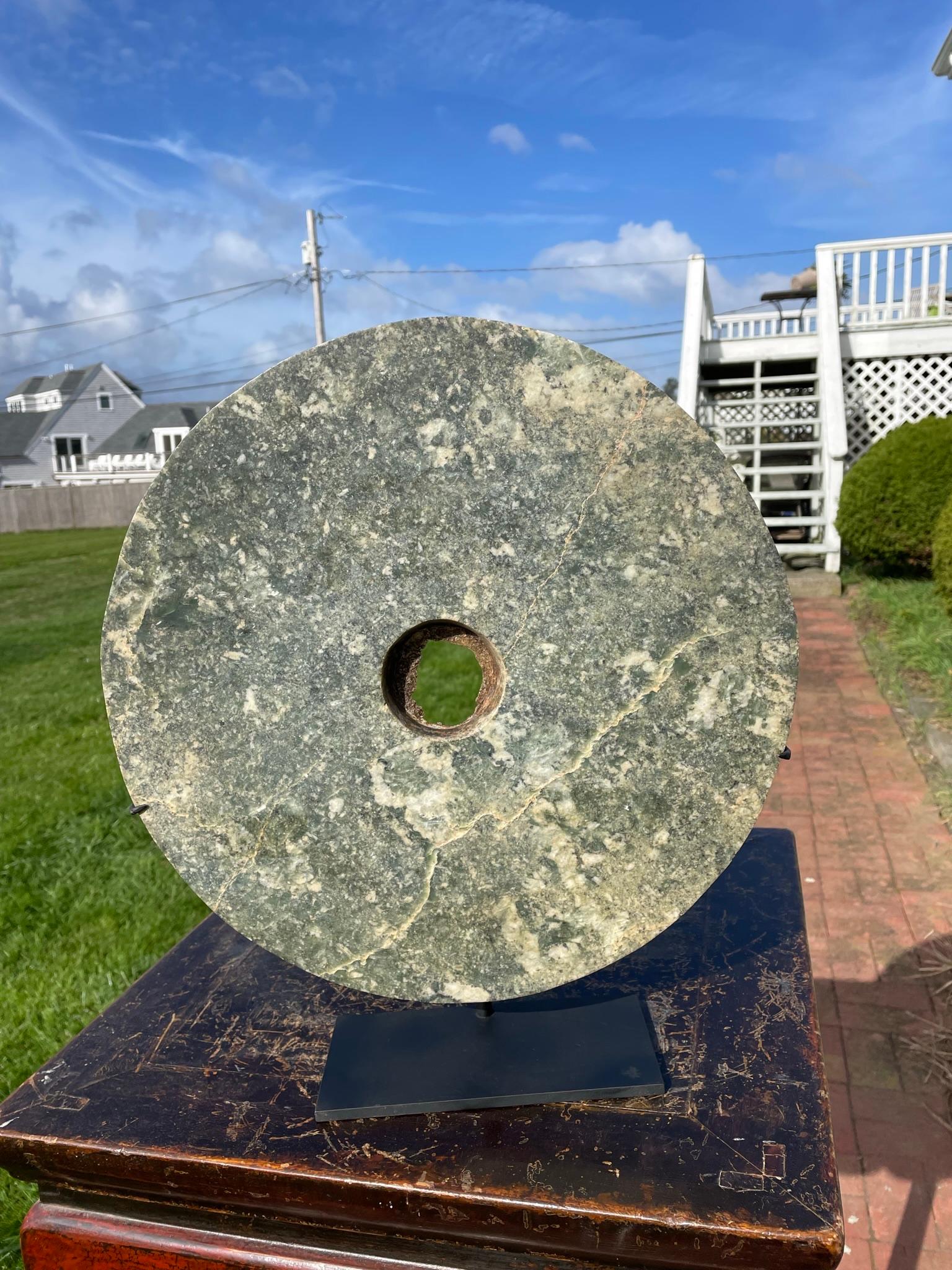 Chinois Grand disque bi en jade rond sculpté à la main, dynastie Qing en vente